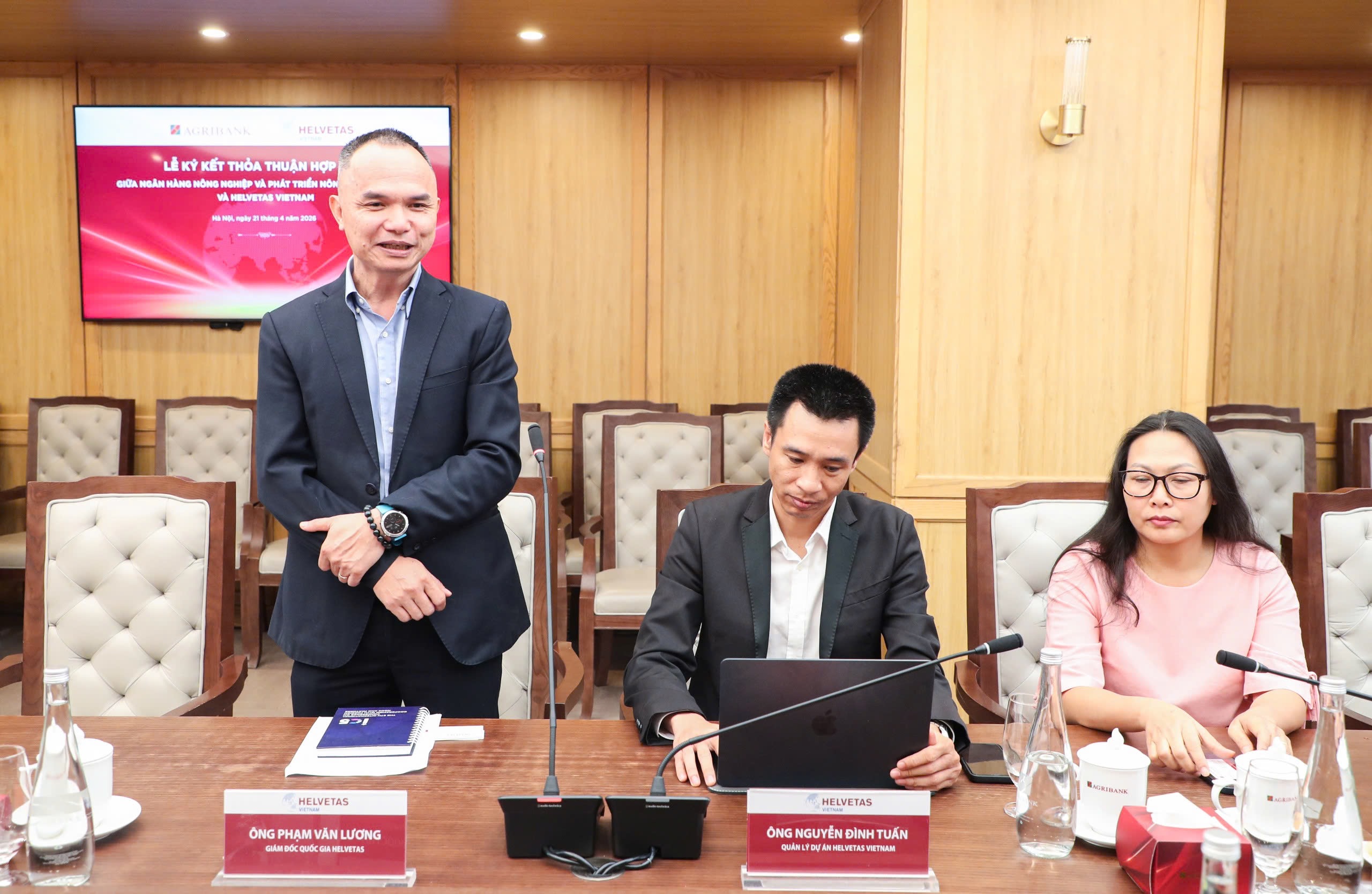 Ông Phạm Văn Lương - Giám đốc Quốc gia Helvetas phát biểu tại buổi lễ ký kết