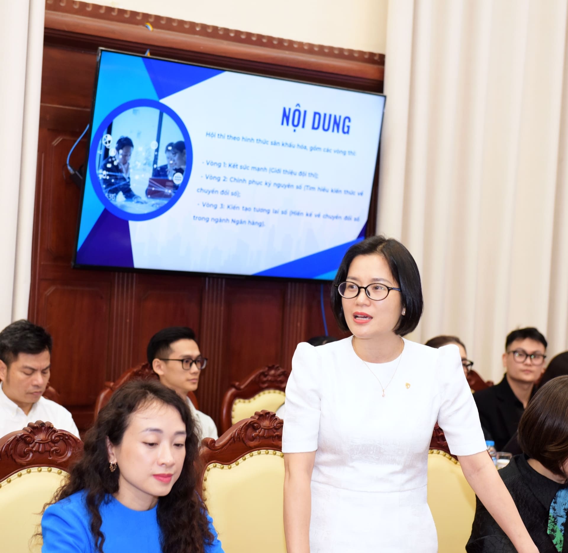 Bà Lê Thị Thu Hà, Phó Chủ tịch Thường trực Công đoàn Vietcombank chia sẻ thông tin và giải đáp thắc mắc của các đơn vị dự thi