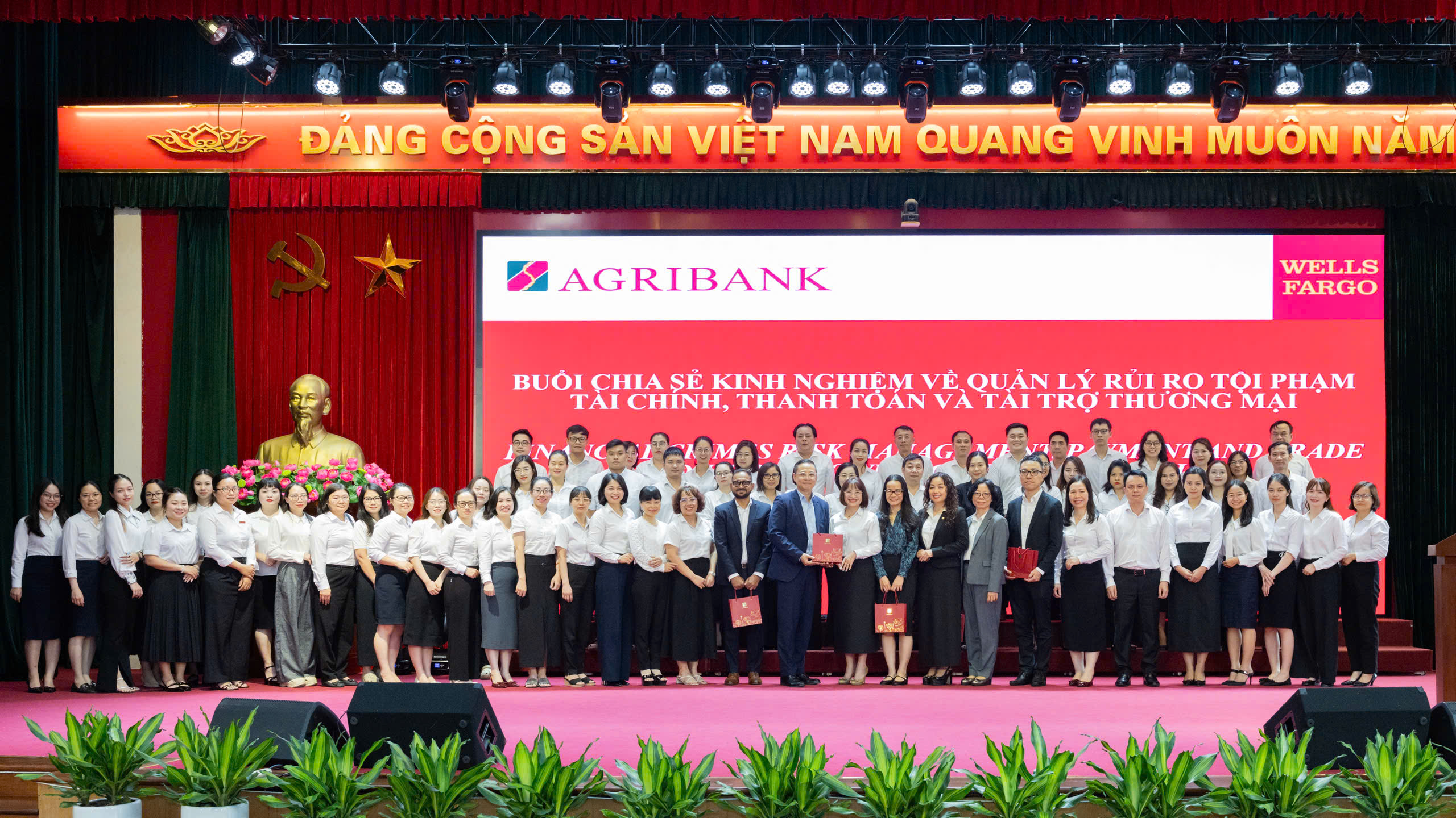 Các đại diện từ Agribank và Wells Fargo tại buổi hội thảo