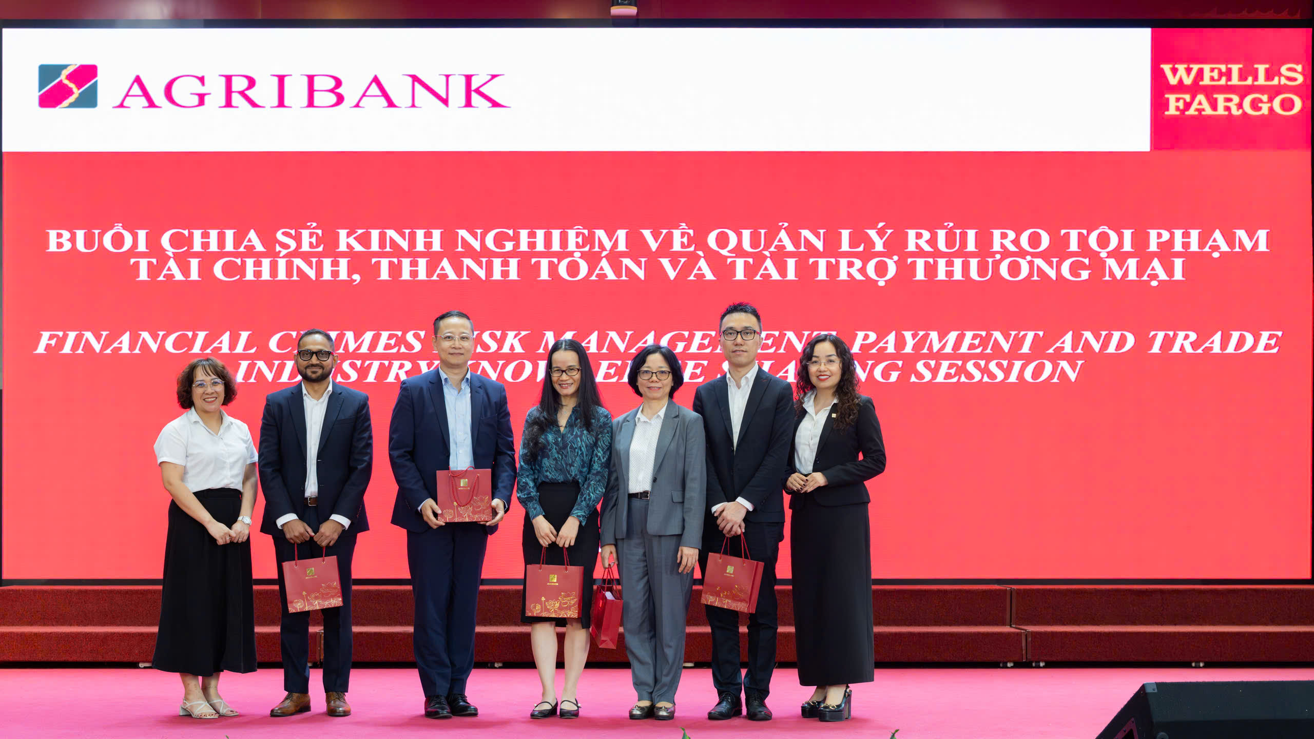 Đại diện Agribank tặng quà lưu niệm cho các chuyên gia Wells Fargo