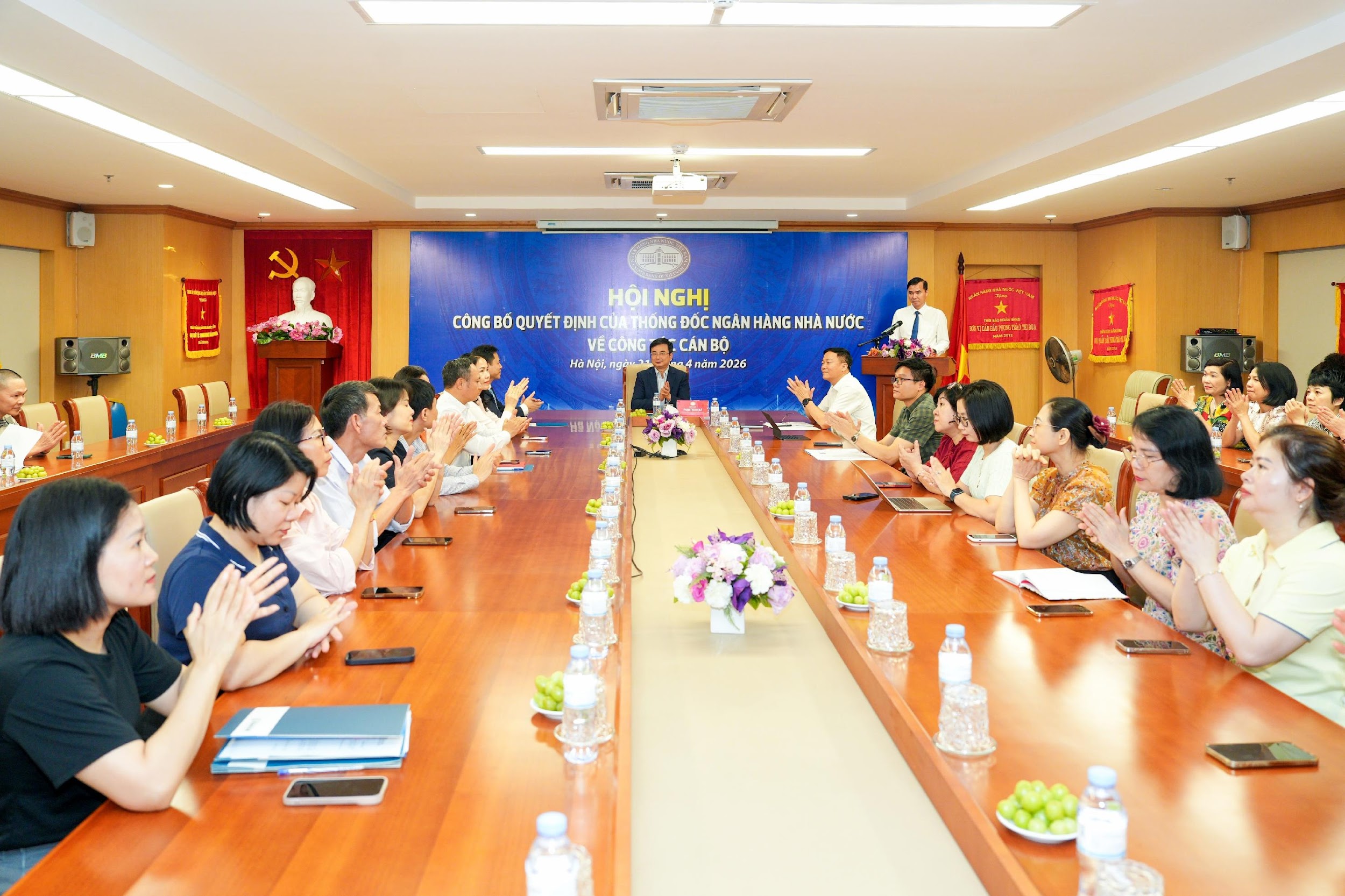 Phó Thống đốc Phạm Thanh Hà trao Quyết định giao Quyền Tổng Biên tập Thời báo Ngân hàng