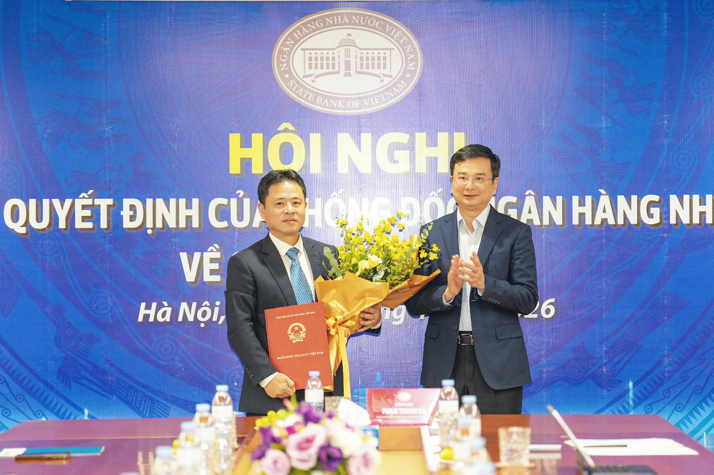 Phó Thống đốc Phạm Thanh Hà trao Quyết định và tặng hoa chúc mừng đồng chí Nguyễn Xuân Hải