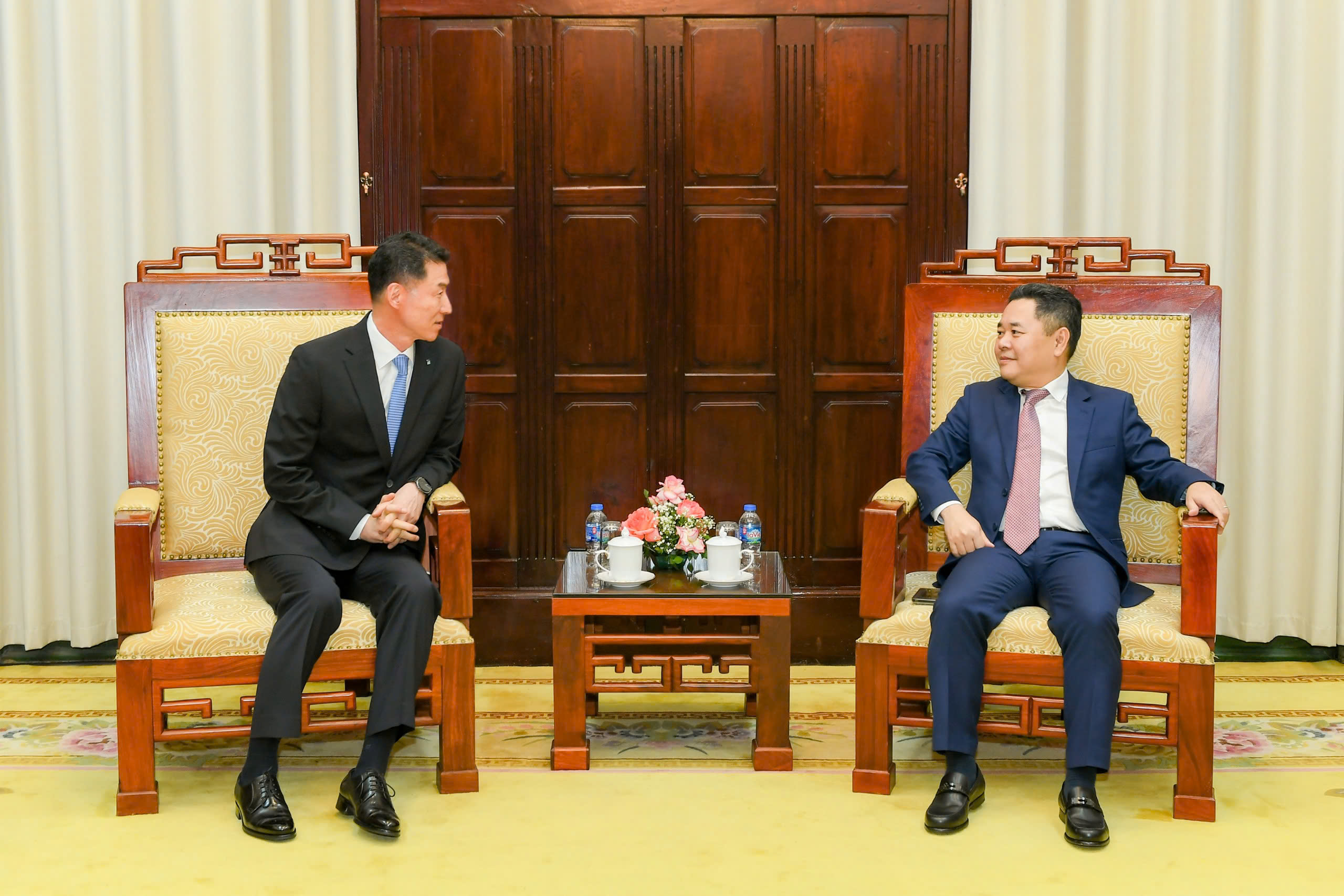 Phó Thống đốc Nguyễn Ngọc Cảnh trao đổi cùng ông Chang Min Young - Chủ tịch kiêm Tổng Giám đốc IBK