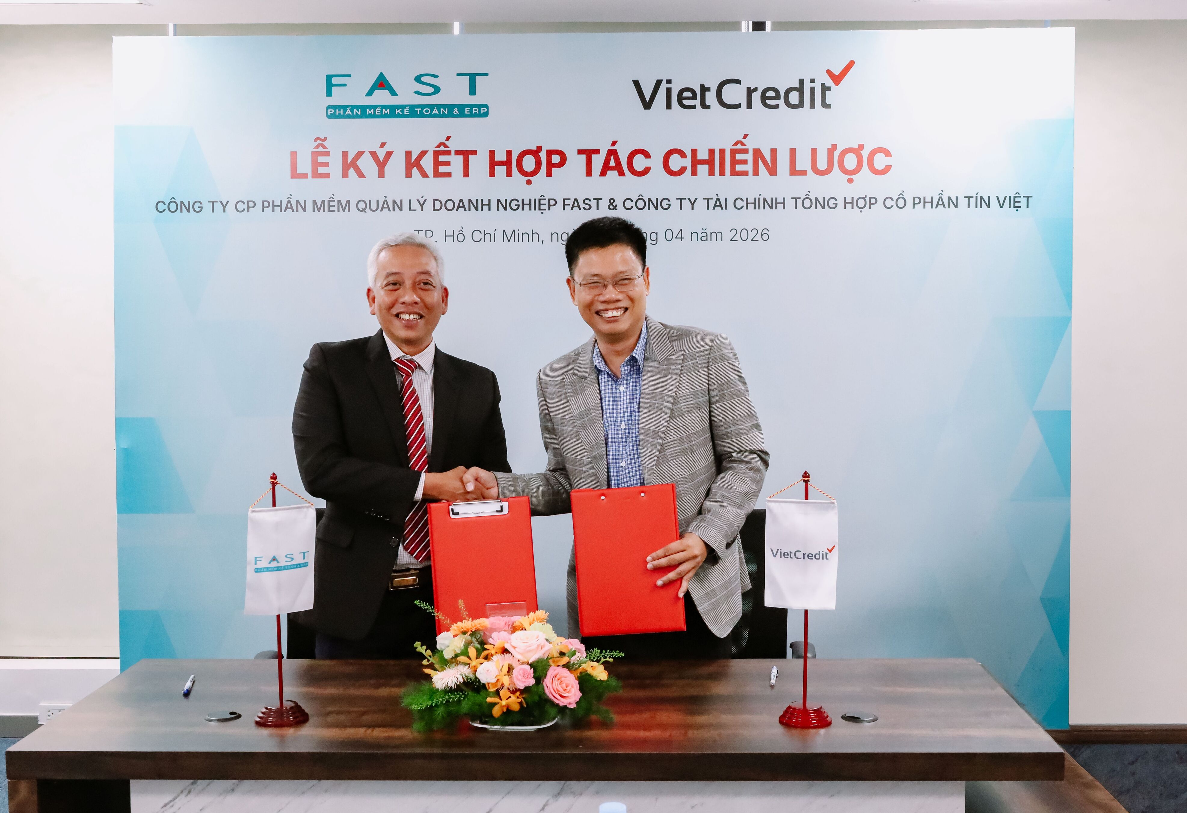 Ông Nguyễn Đông Phong – Phó Giám đốc FAST Chi nhánh TP.HCM ký kết hợp tác cùng ông Hoàng Quốc Việt – Phó Tổng Giám Đốc VietCredit