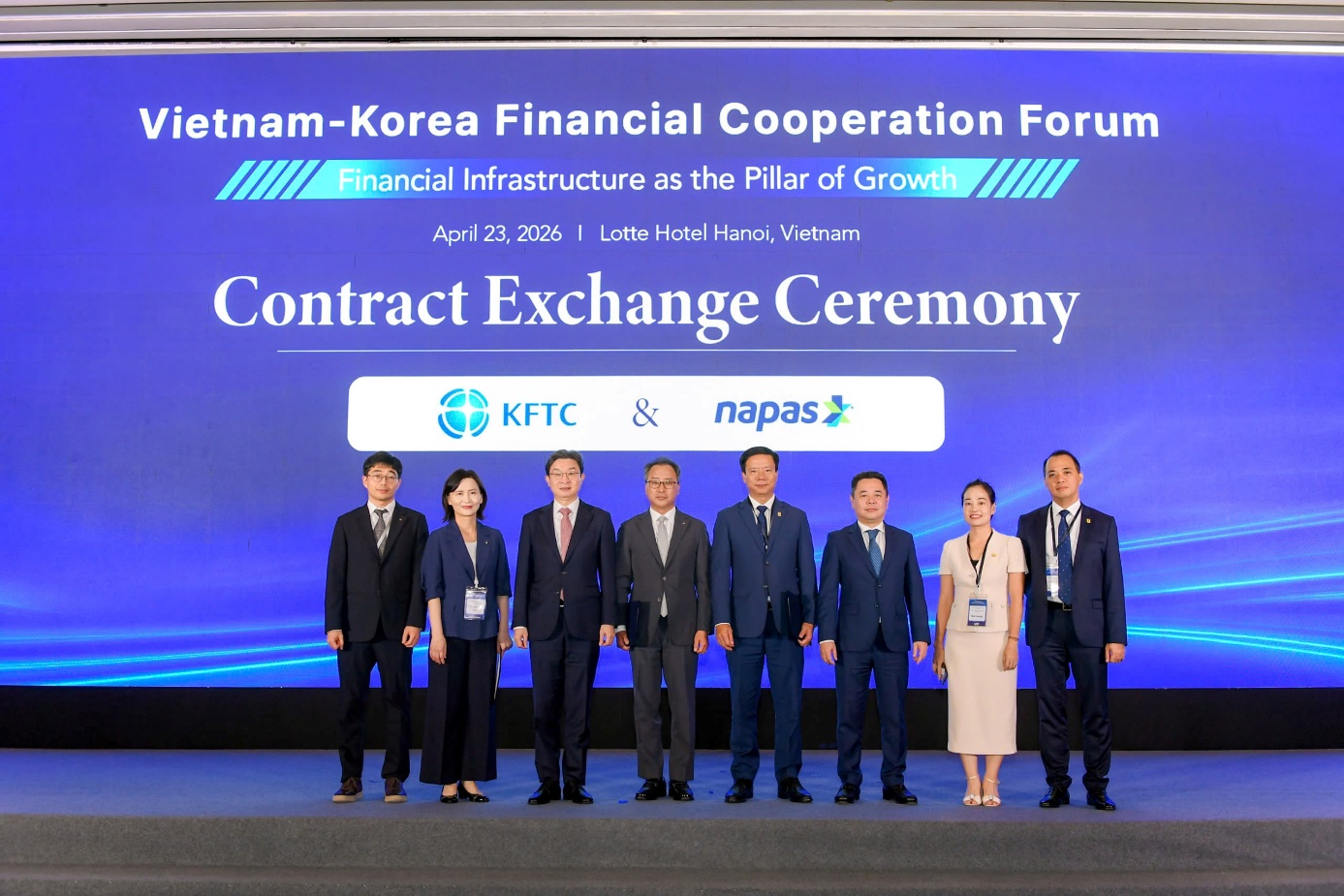 Các đại biểu của NHNN, Uỷ ban Tài chính Hàn Quốc, KFTC và NAPAS chụp ảnh lưu niệm