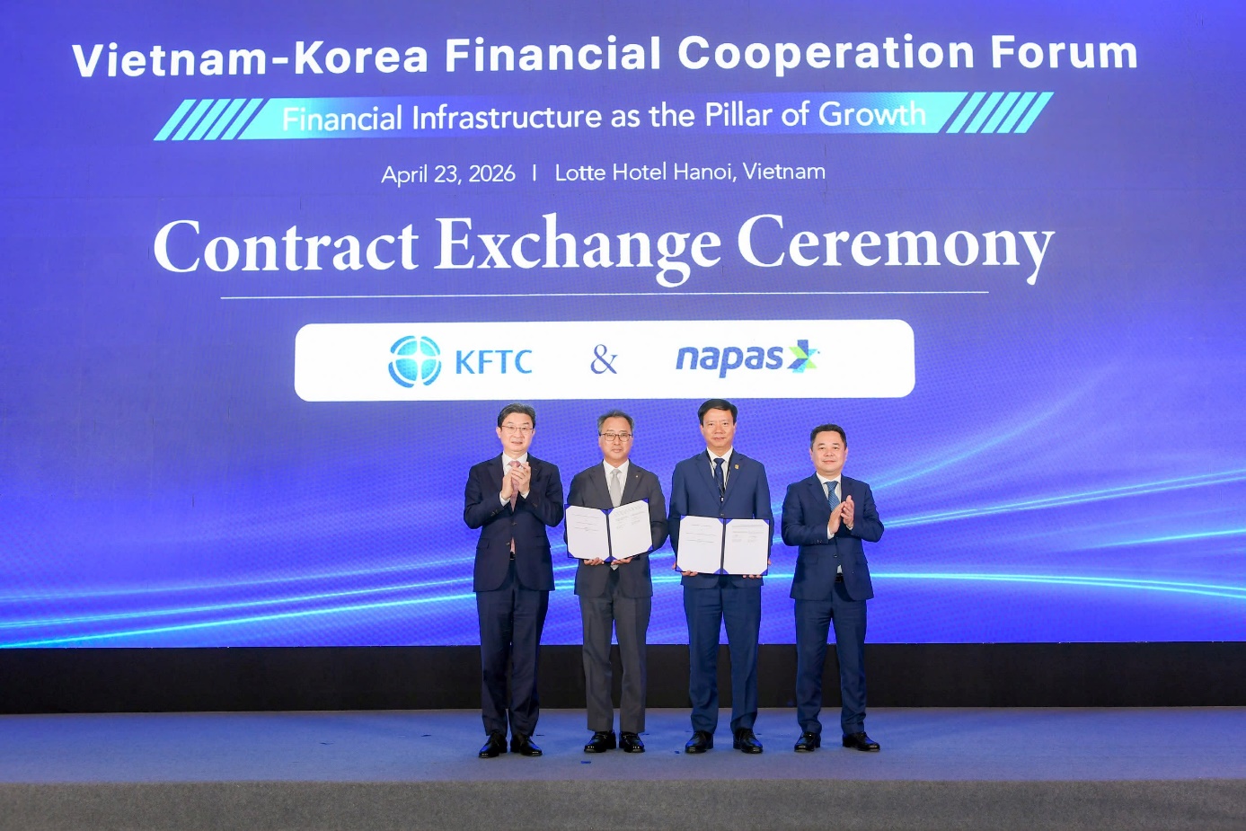 Phó Thống đốc Nguyễn Ngọc Cảnh và ông Lee Eok-won – Chủ tịch Uỷ ban Dịch vụ Tài chính Hàn Quốc chứng kiến lễ ký Bản ghi nhớ về hợp tác giữa Viện quốc gia chuyển mạch và Thanh toán bù trừ Hàn Quốc (KFTC) và Công ty Cổ phần thanh toán quốc gia Việt Nam (NAPAS)