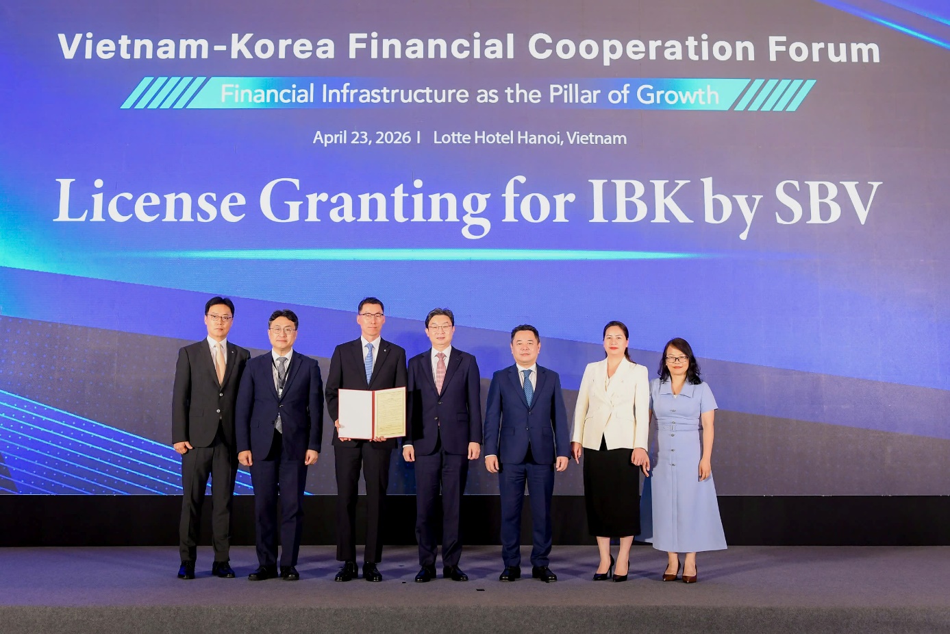 Các đại biểu của NHNN, Uỷ ban Tài chính Hàn Quốc và Ngân hàng IBK chụp ảnh lưu niệm