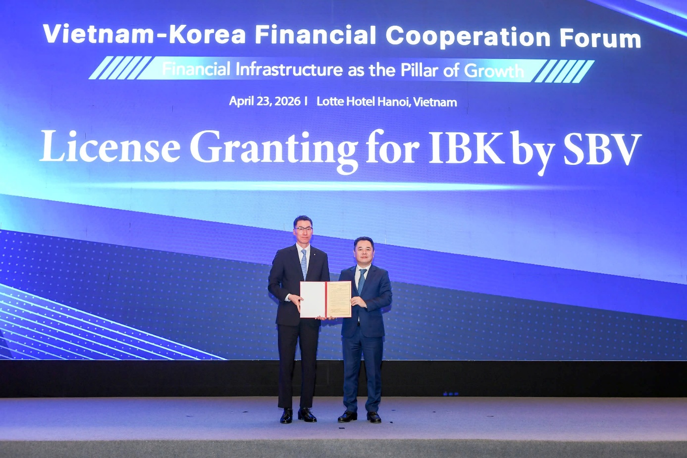 Phó Thống đốc Nguyễn Ngọc Cảnh trao giấy phép thành lập ngân hàng 100% vốn nước ngoài cho ông Jang Min Young – Tổng Giám đốc Ngân hàng Công nghiệp Hàn Quốc – IBK