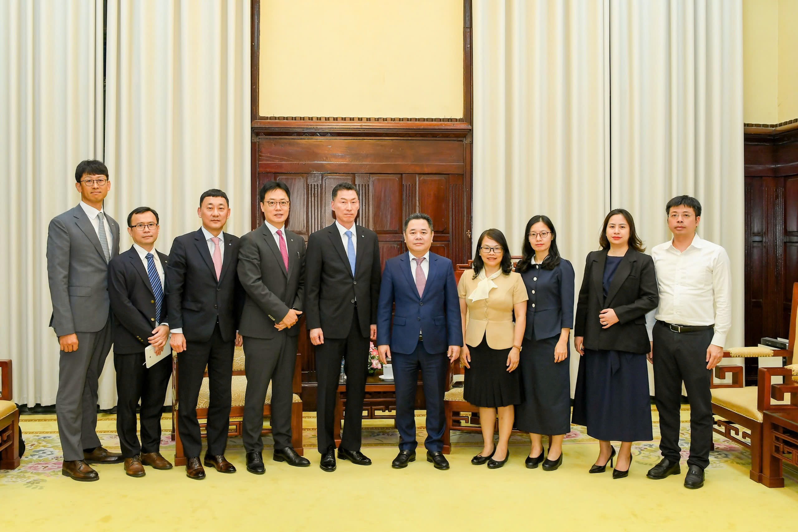 Phó Thống đốc Nguyễn Ngọc Cảnh chụp ảnh lưu niệm cùng đoàn công tác của IBK