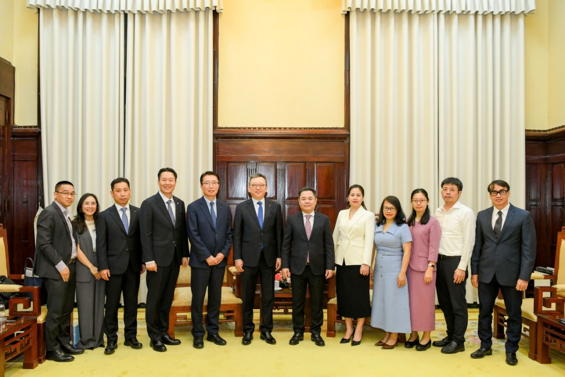 Phó Thống đốc Nguyễn Ngọc Cảnh chụp ảnh lưu niệm cùng đoàn công tác của Shinhan Bank