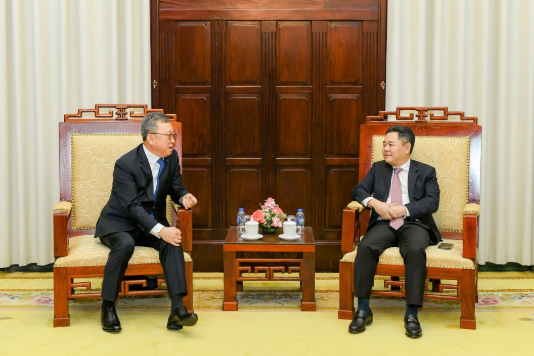 Phó Thống đốc Nguyễn Ngọc Cảnh trao đổi cùng ông Jung Sang Hyuk, Chủ tịch kiêm Tổng giám đốc Ngân hàng Shinhan Hàn Quốc