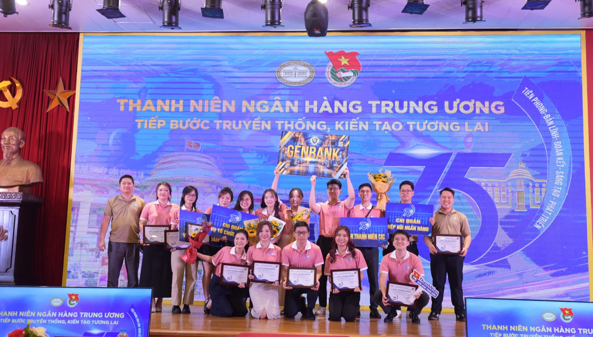 Đội GenBank đạt giải Nhì