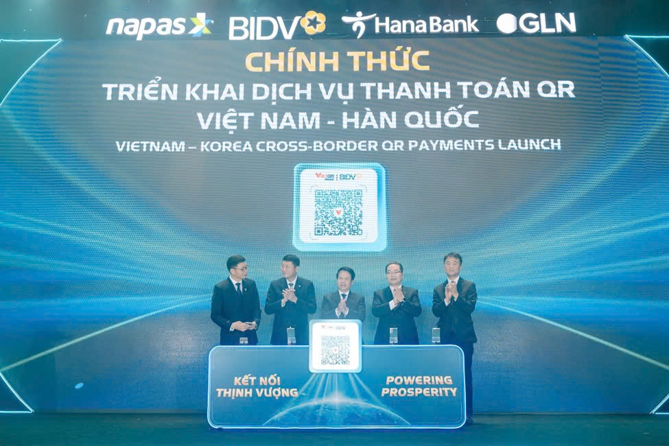 Phó Thống đốc Phạm Tiến Dũng (ở giữa) cùng các đại diện lãnh đạo Napas, BIDV, Hana Bank, GLN thực hiện nghi thức đánh dấu chính thức triển khai thanh toán QR Việt Nam và Hàn Quốc