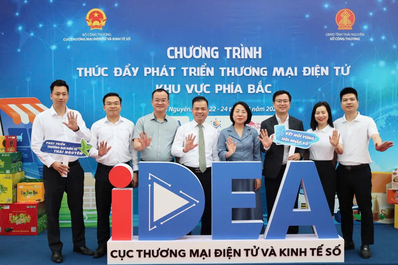 Đại diện Vietcombank chụp ảnh lưu niệm tại chương trình “Thúc đẩy phát triển thương mại điện tử khu vực phía Bắc” tổ chức tại Thái Nguyên