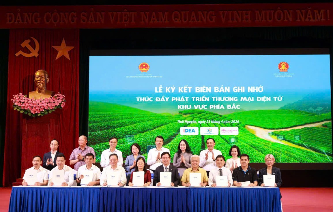 Các đại biểu chứng kiến Lễ ký kết Biên bản ghi nhớ thúc đẩy phát triển thương mại điện tử khu vực phía Bắc. Bà Hoàng Thanh Nhàn – Thành viên HĐQT Vietcombank đứng thứ 4 từ trái sang