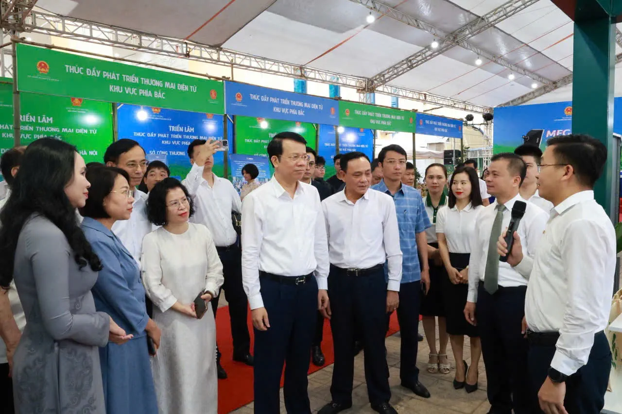 Các đại biểu, khách mời tham gia tương tác và tham quan gian hàng trải nghiệm của Vietcombank tại sự kiện