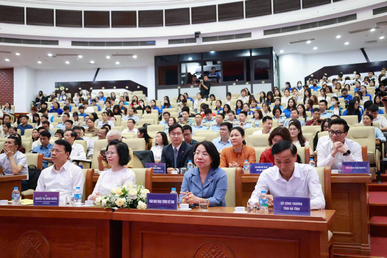 Bà Hoàng Thanh Nhàn – Thành viên HĐQT Vietcombank (hàng đầu, thứ 2 từ phải qua) đại diện ngân hàng tham dự khai mạc chương trình “Thúc đẩy phát triển thương mại điện tử khu vực phía Bắc” tại Thái Nguyên