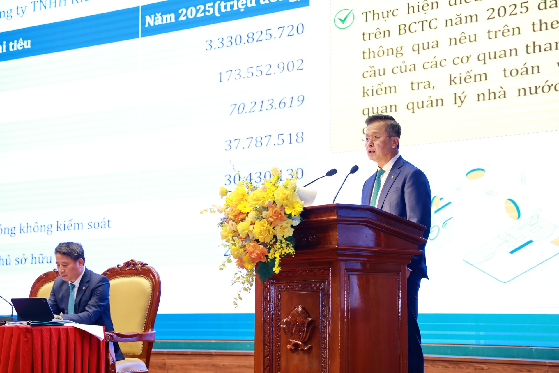 Ông Hoàng Việt Hùng - Phó Tổng Giám đốc BIDV - trình bày báo cáo tại Đại hội