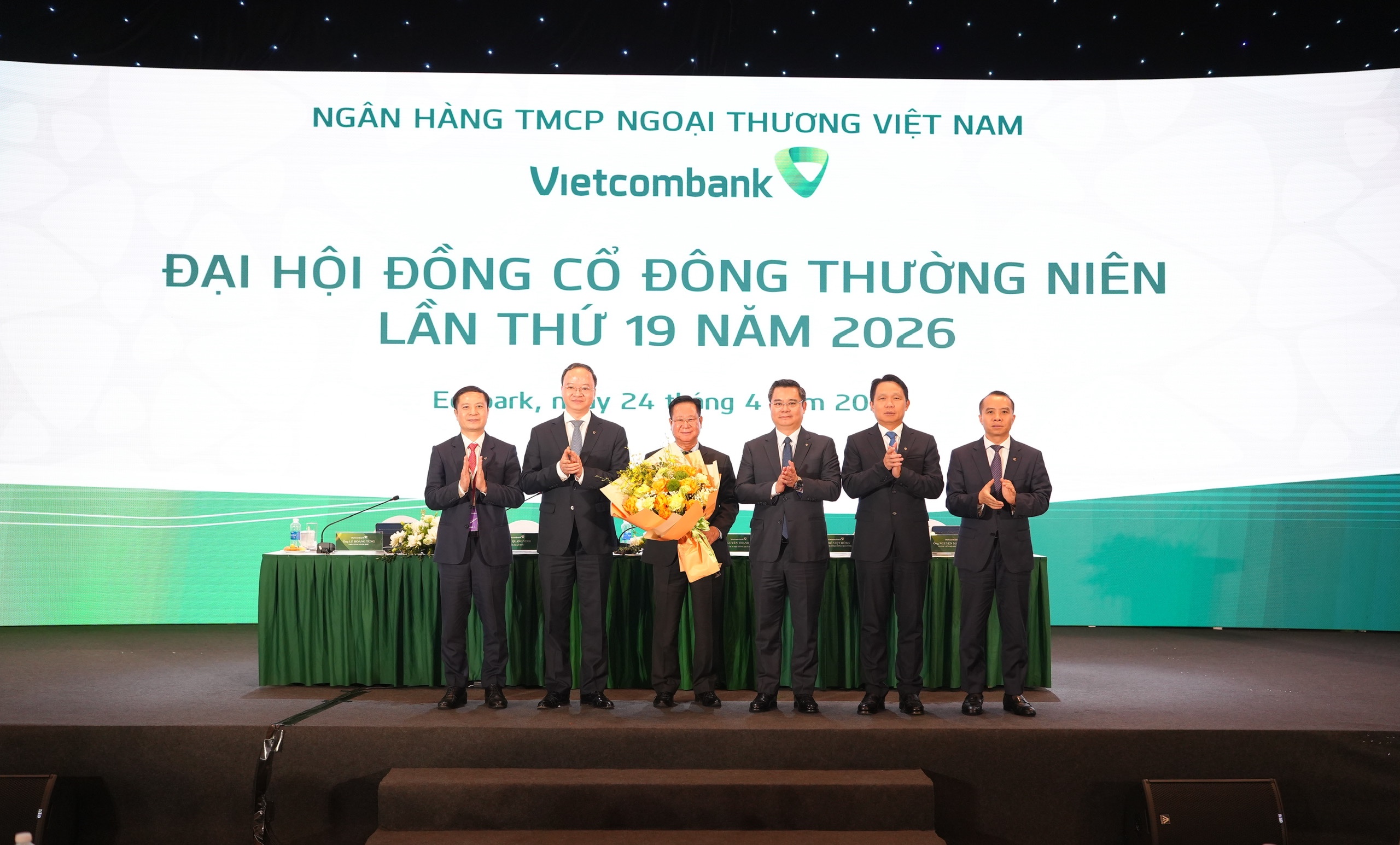 Ban lãnh đạo Vietcombank chụp ảnh lưu niệm, chúc mừng ông Nguyễn Ngọc Minh (thứ 3 từ trái qua) đã được Đại hội bầu làm thành viên BKS nhiệm kỳ 2023 - 2028