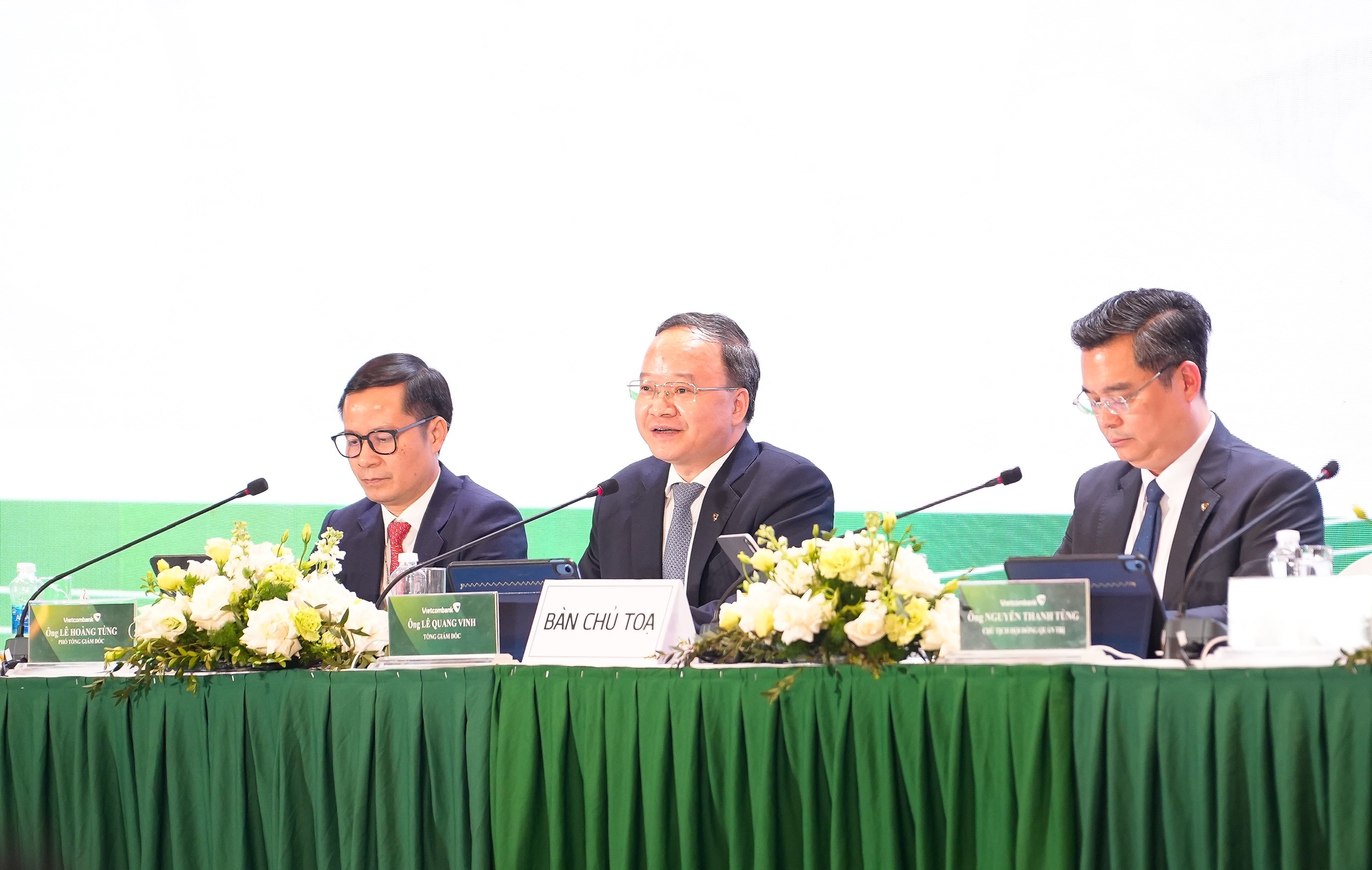 Ban Chủ tọa trực tiếp giải đáp các câu hỏi của cổ đông tại ĐHĐCĐ thường niên năm 2026 của Vietcombank