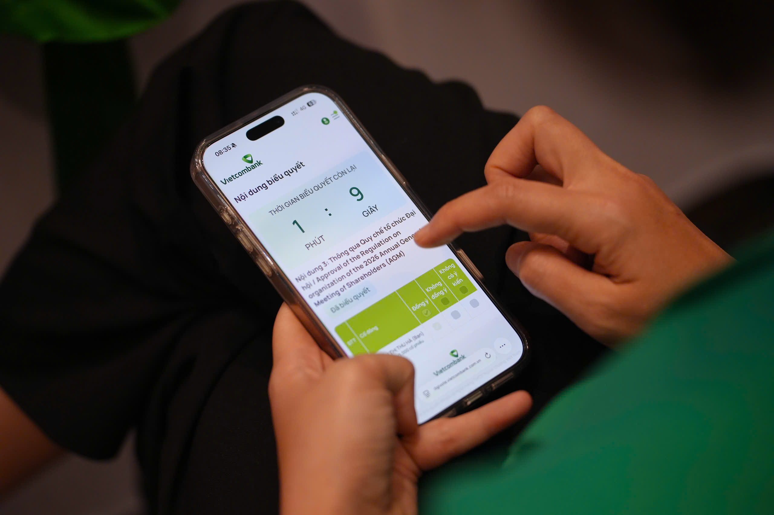 Cổ đông Vietcombank thực hiện biểu quyết và tra cứu thông tin Đại hội qua ứng dụng VCB DigiVote, đánh dấu bước chuyển đổi số trong công tác tổ chức ĐHĐCĐ