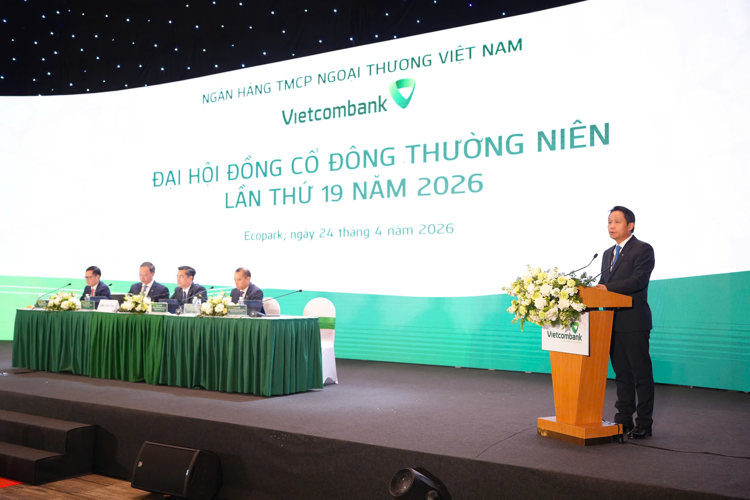 Ông Nguyễn Mạnh Hùng - Thành viên HĐQT trình bày dự thảo Quy chế bầu bổ sung thành viên BKS Vietcombank nhiệm kỳ 2023 - 2028; Tờ trình về việc bầu bổ sung thành viên Ban Kiểm soát nhiệm kỳ 2023 - 2028; Tờ trình sửa đổi bổ sung điều lệ quy chế tổ chức và hoạt động của HĐQT và quy chế quán trị nội bộ của Vietcombank; Tờ trình về việc lựa chọn tổ chức kiểm toán độc lập thực hiện kiểm toán báo cáo tài chính và dịch vụ bảo đảm đối với hoạt động của hệ thống kiểm soát nội bộ trong việc lập và trình bày báo cáo tài chính cho năm tài chính 2027