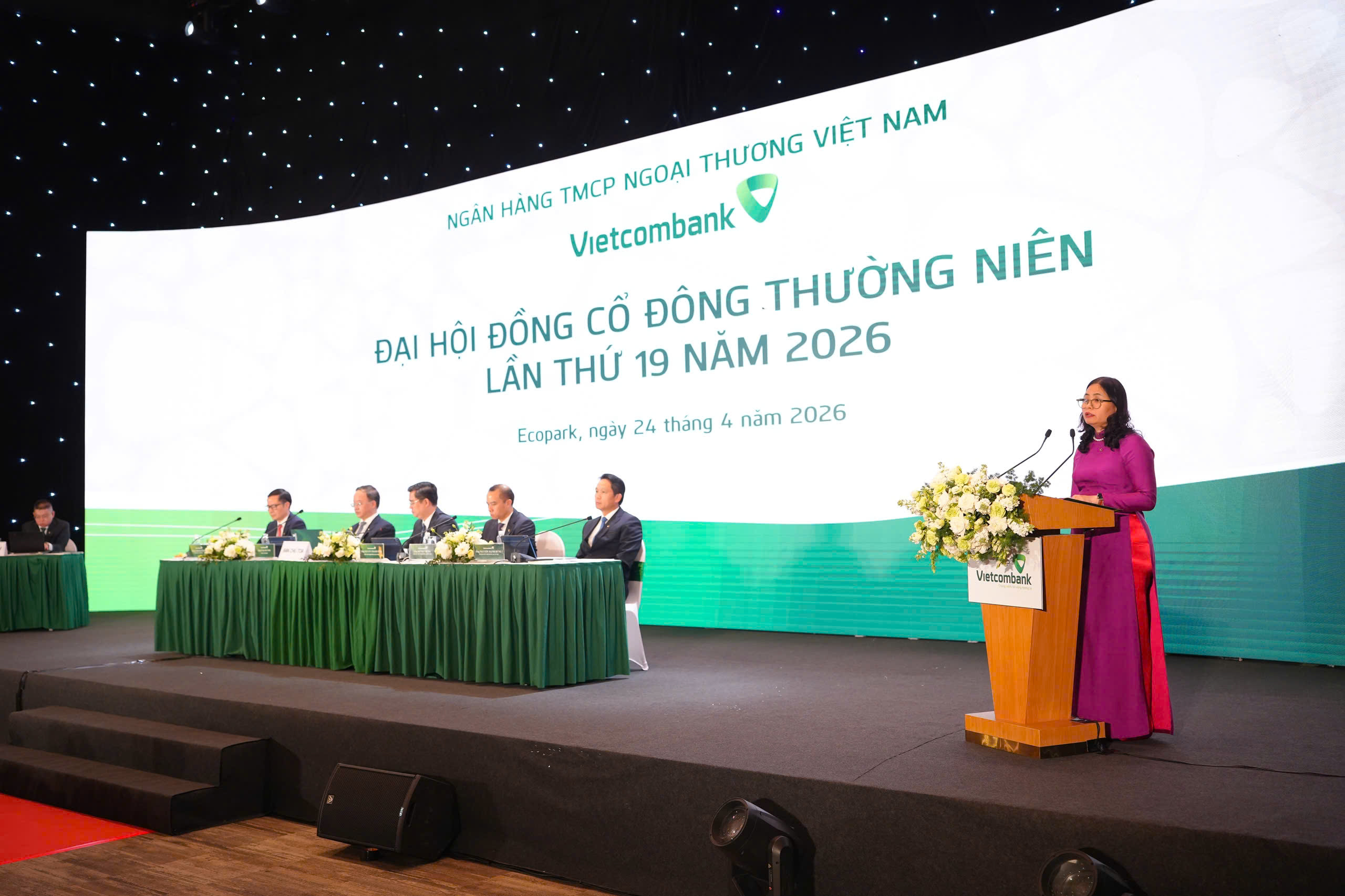 Bà Đinh Thị Thái - Trưởng Ban Kiểm soát trình bày Báo cáo của BKS về hoạt động năm 2025 và định hướng năm 2026; Tờ trình về sửa đổi bổ sung quy chế tổ chức và hoạt động của ban kiểm soát Vietcombank; Tờ trình về danh sách tổ chức kiểm toán được chấp thuận thực hiện kiểm toán báo cáo tài chính của Vietcombank năm 2027