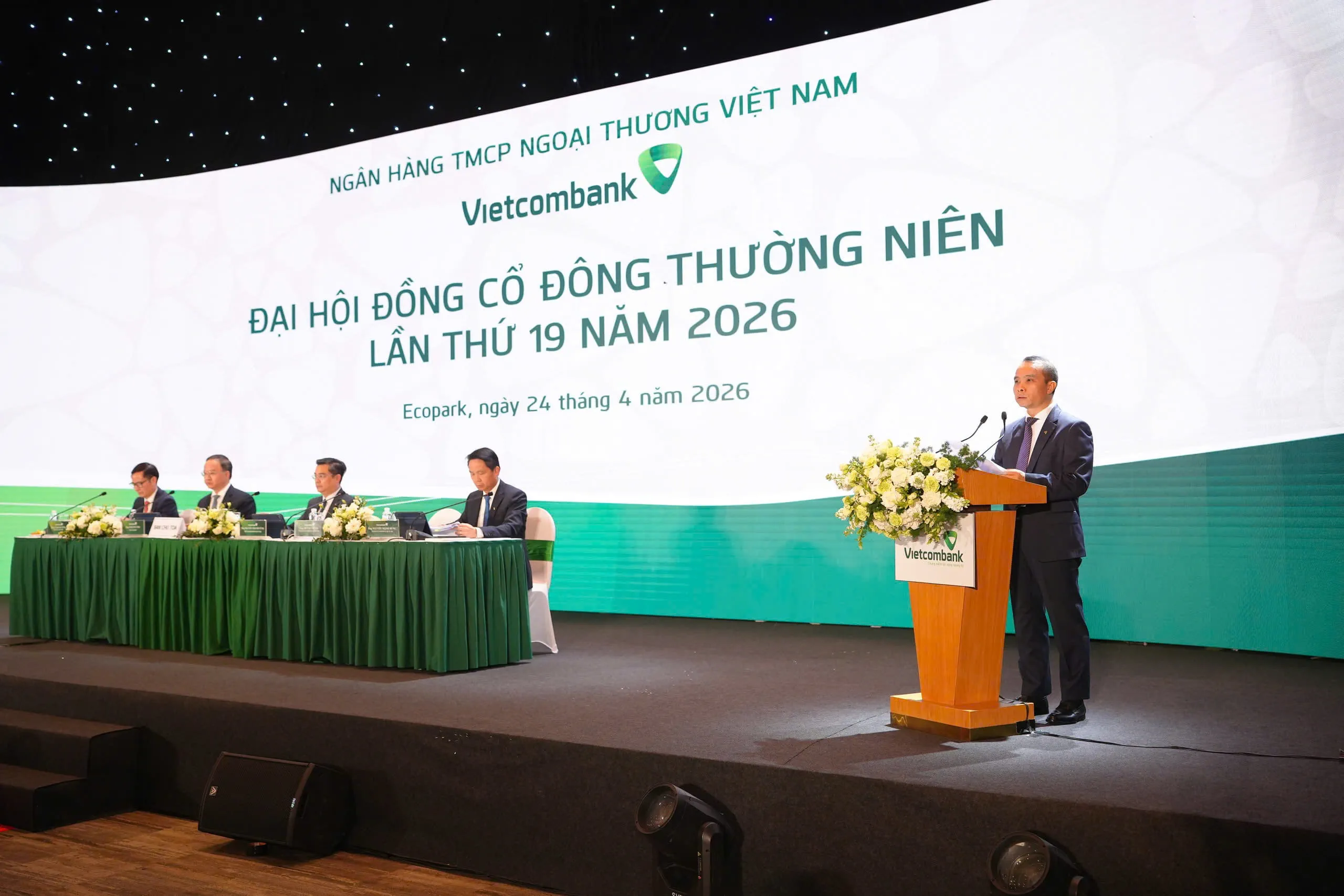 Ông Đỗ Việt Hùng - Thành viên HĐQT trình bày dự thảo Quy chế Đại hội; Tờ trình về chủ trương thành lập Ngân hàng thương mại do Vietcombank sở hữu 100% vốn tại Trung tâm tài chính quốc tế Việt Nam