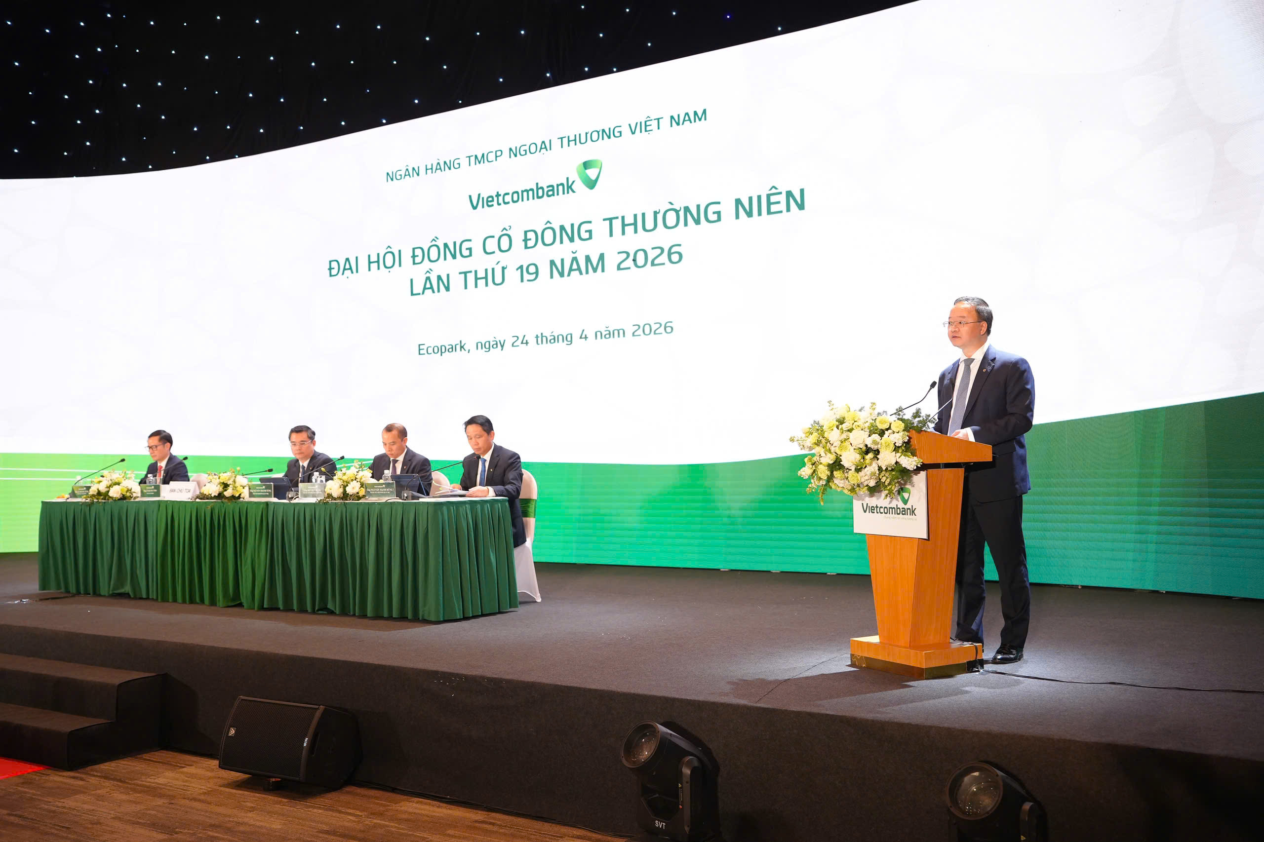 Ông Lê Quang Vinh - Thành viên HĐQT, Tổng Giám đốc Vietcombank trình bày Chương trình nghị sự; Báo cáo của Ban Điều hành về hoạt động kinh doanh năm 2025 và định hướng năm 2026; Tờ trình về phương án tăng vốn điều lệ