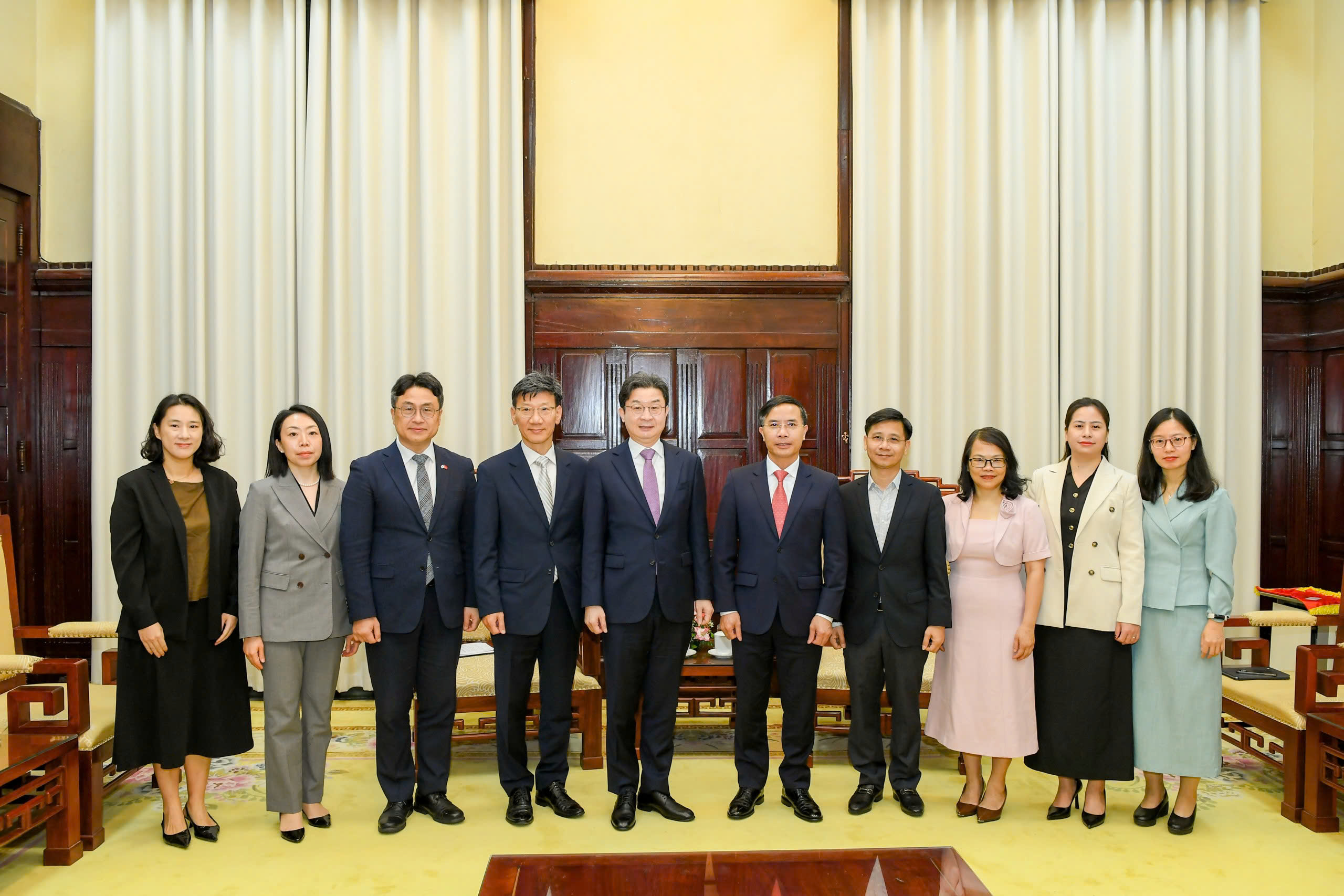 Các đại biểu chụp ảnh lưu niệm