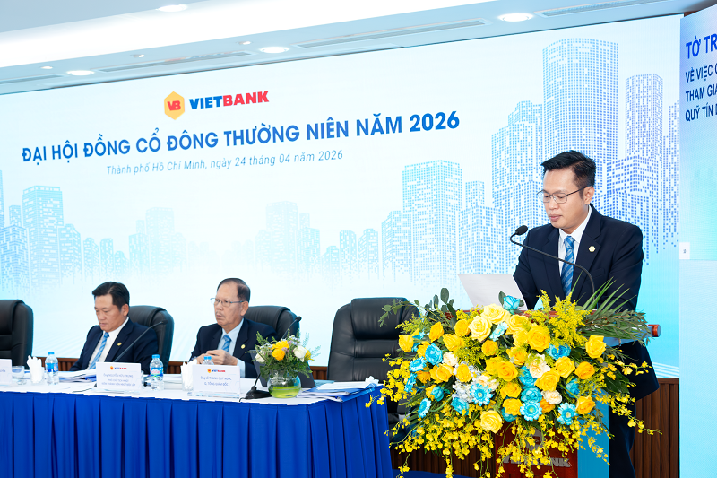 Ông Lê Thanh Quý Ngọc – Quyền Tổng Giám đốc Vietbank trình bày báo cáo kết quả hoạt động Kinh doanh năm 2025, định hướng kế hoạch kinh doanh năm 2026