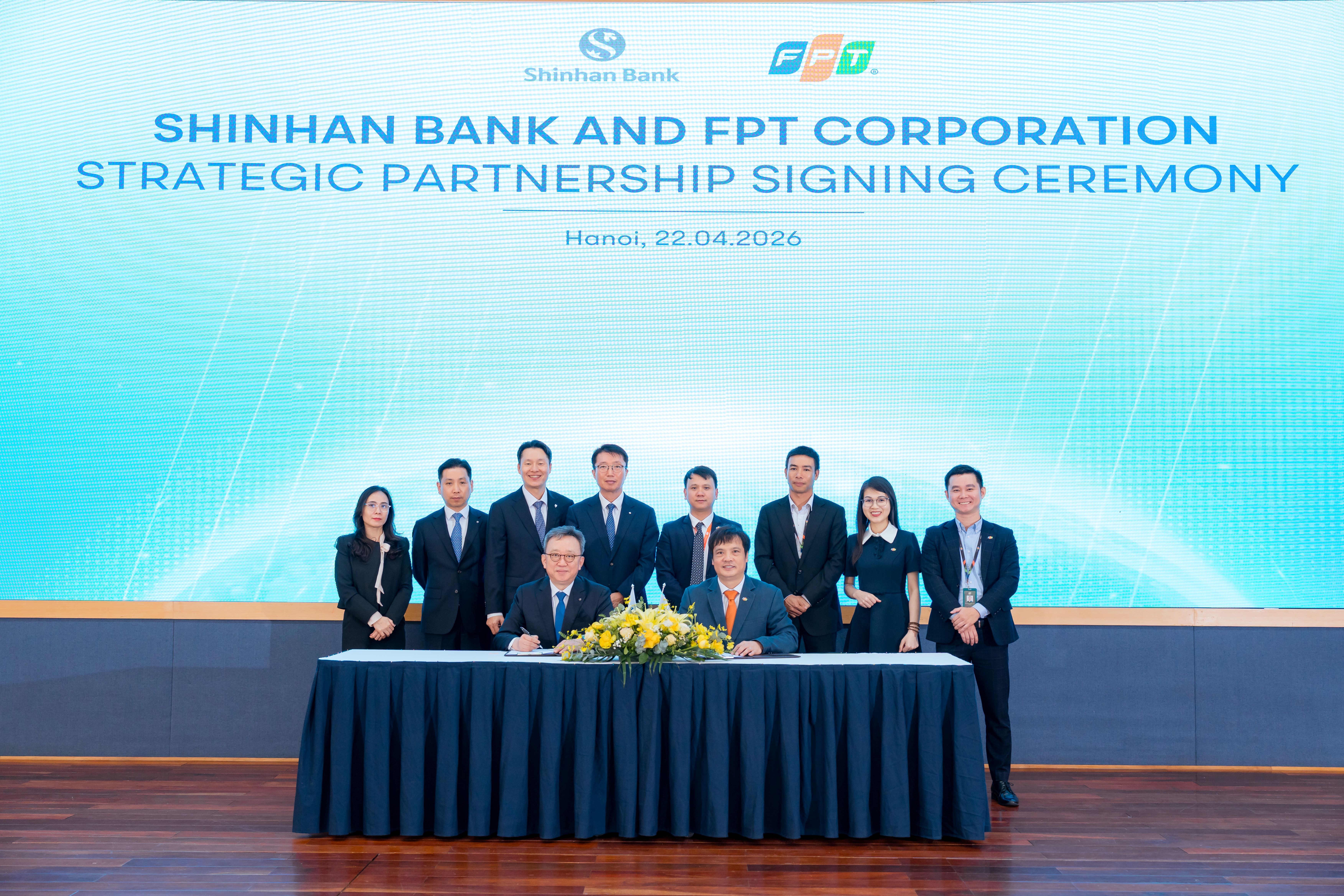 Ông Jung Sang Hyuk – Tổng Giám đốc Ngân hàng Shinhan Hàn Quốc và Ông Hà Minh Tuấn, CEO FPT Korea, Tập đoàn FPT tại buổi lễ ký kết