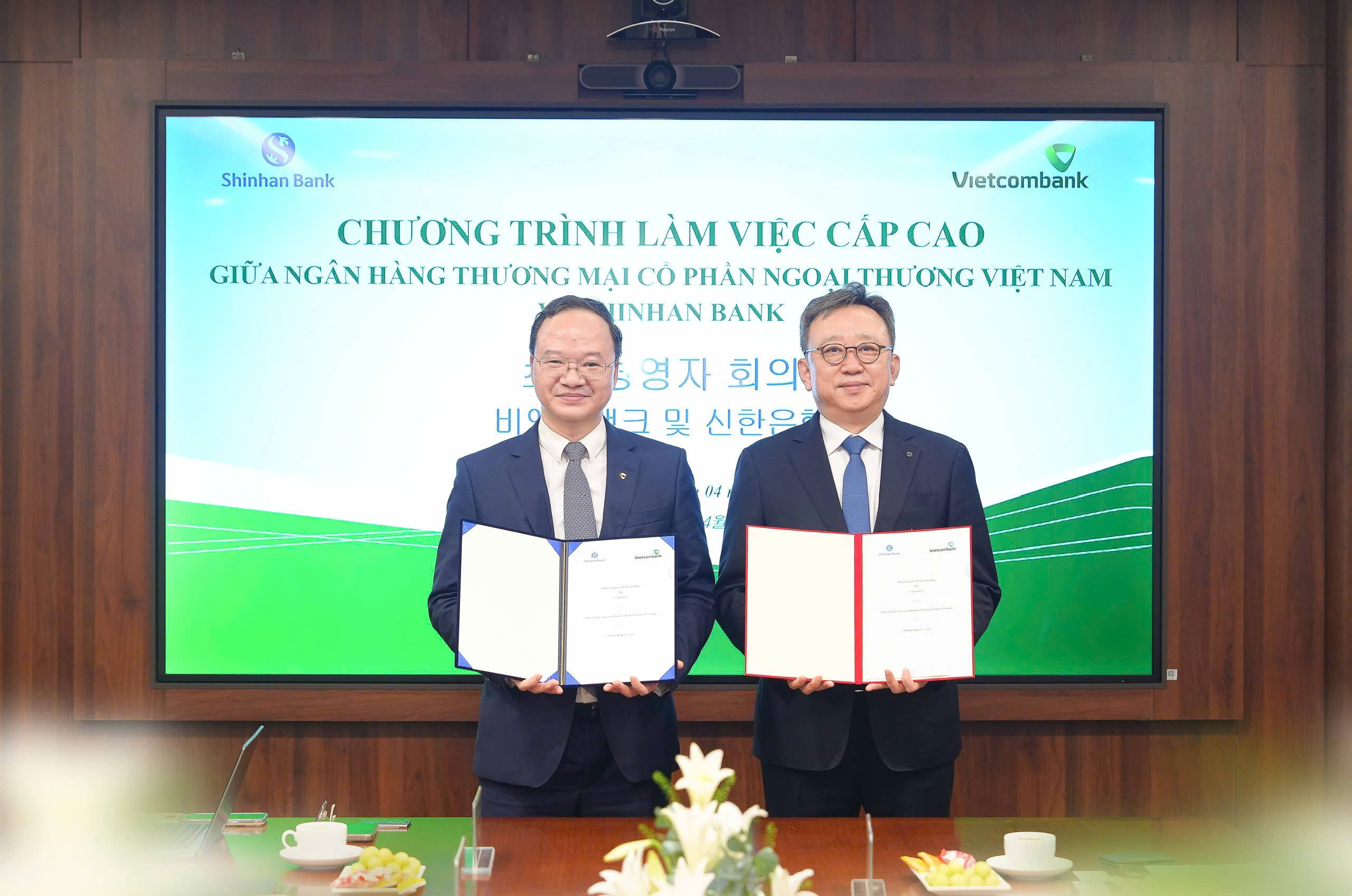 Ông Jung Sang Hyuk – Tổng Giám đốc Ngân hàng Shinhan Hàn Quốc và Ông Lê Quang Vinh - Tổng Giám đốc Ngân hàng TMCP Ngoại thương Việt Nam (Vietcombank) tại buổi lễ ký kết