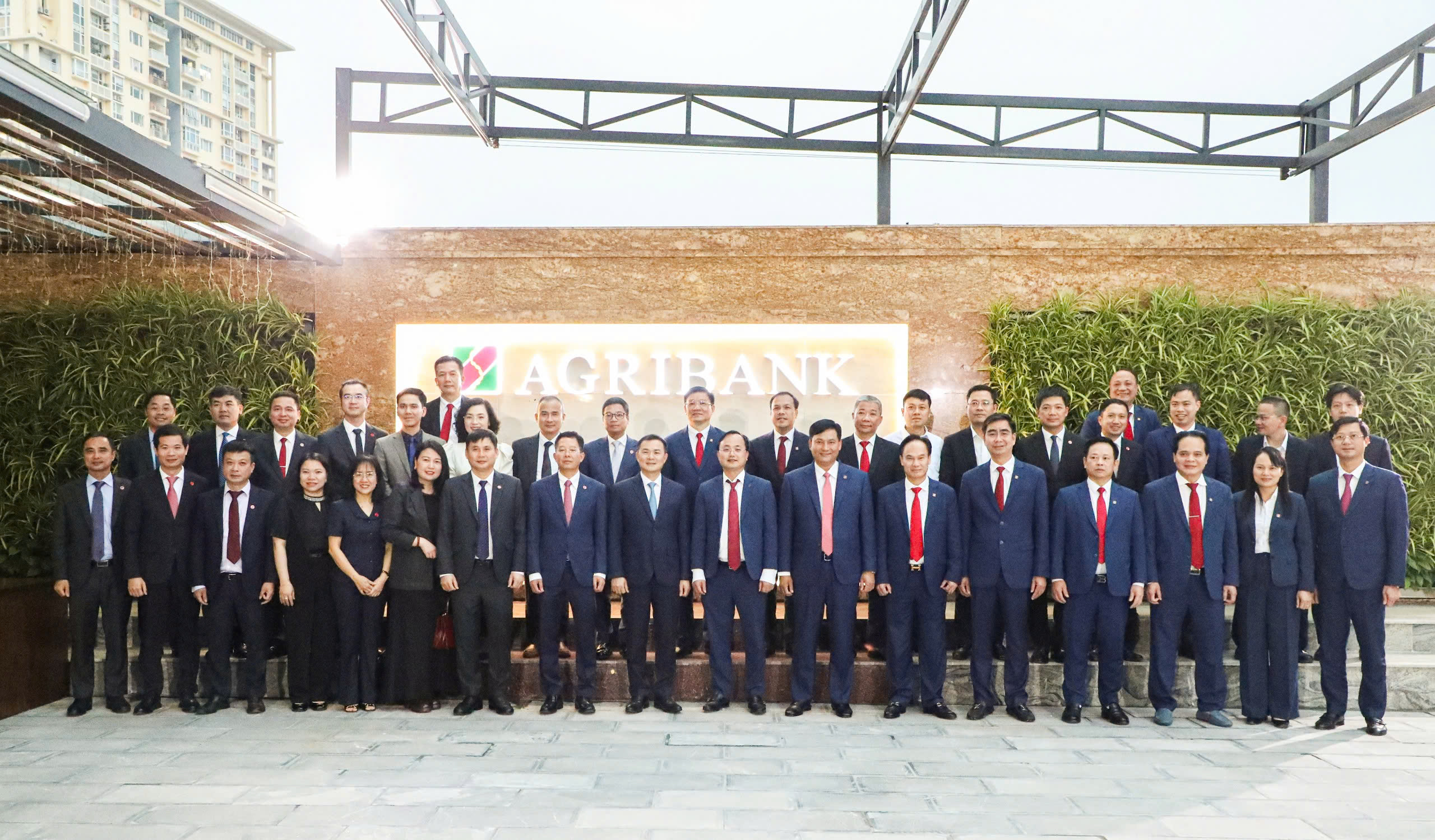 Đại diện lãnh đạo Agribank và Viettel chụp ảnh lưu niệm