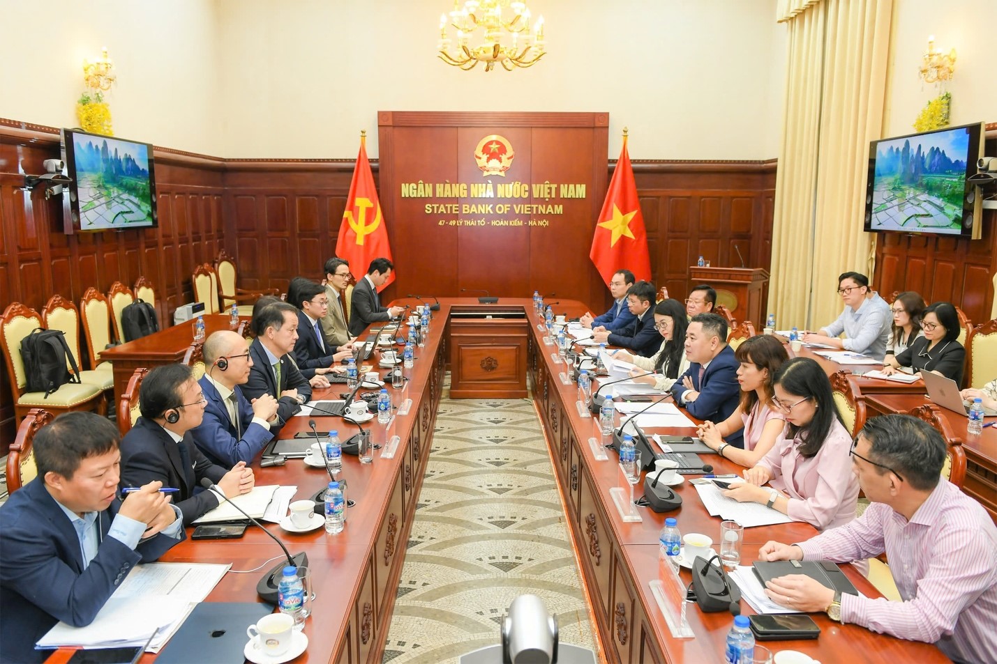 Quang cảnh buổi làm việc