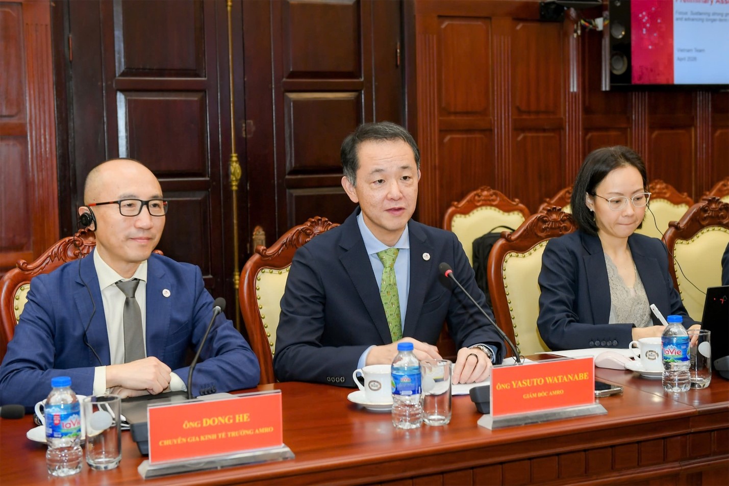 Ông Yasuto Watanabe, Giám đốc điều hành AMRO phát biểu tại buổi làm việc