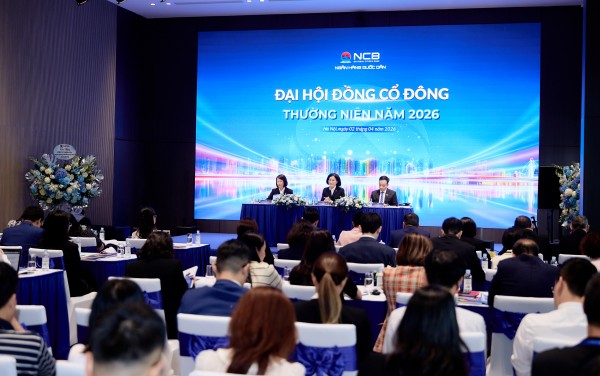 Chủ tịch Bùi Thị Thanh Hương chia sẻ với cổ đông tại Đại hội