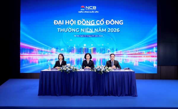 Đoàn chủ tọa trả lời cổ đông trong phiên thảo luận