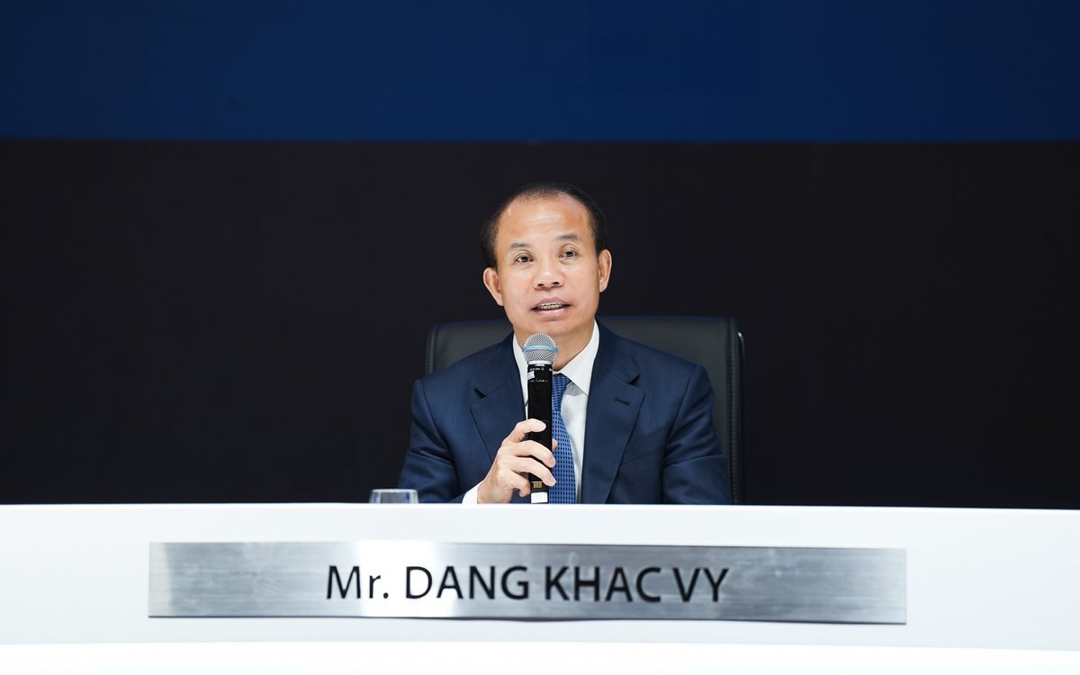 Ông Đặng Khắc Vỹ, Chủ tịch Hội đồng quản trị chia sẻ tại sự kiện. Ảnh: VIB