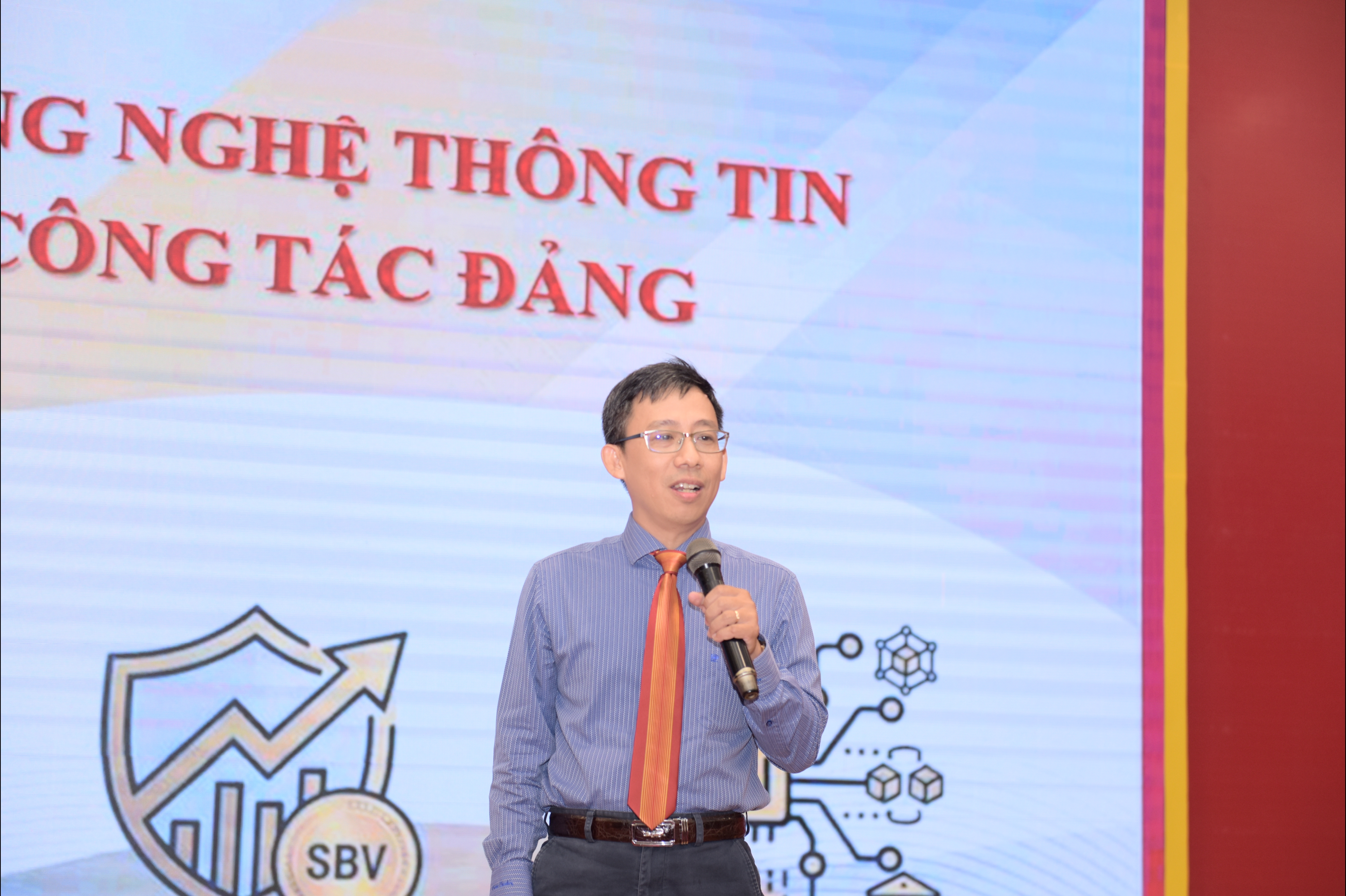 Tiến sĩ Trịnh Hoàng Nam, Trưởng khoa Hệ thống Thông tin Quản lý, Trường Đại học Ngân hàng TP.HCM, trình bày chuyên đề về ứng dụng Microsoft Excel tại lớp bồi dưỡng.