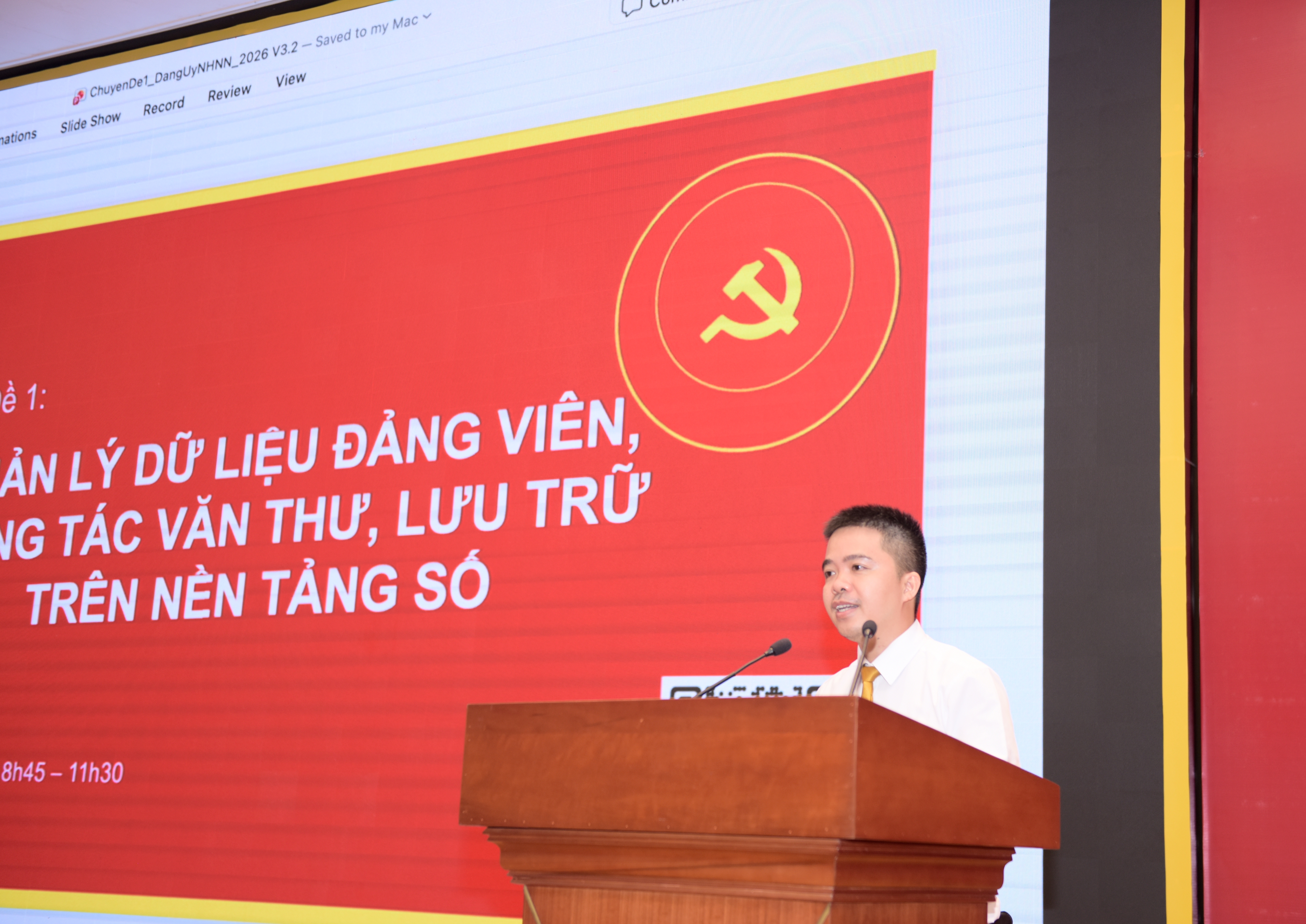 Thạc sĩ Lê Minh Hoàng Long, chuyên gia đào tạo sáng tạo số và AI, Khoa Quản trị Kinh doanh, Trường Đại học Ngân hàng TP.HCM, trình bày chuyên đề quản lý dữ liệu đảng viên trong công tác văn thư, lưu trữ trên nền tảng số tại lớp bồi dưỡng.