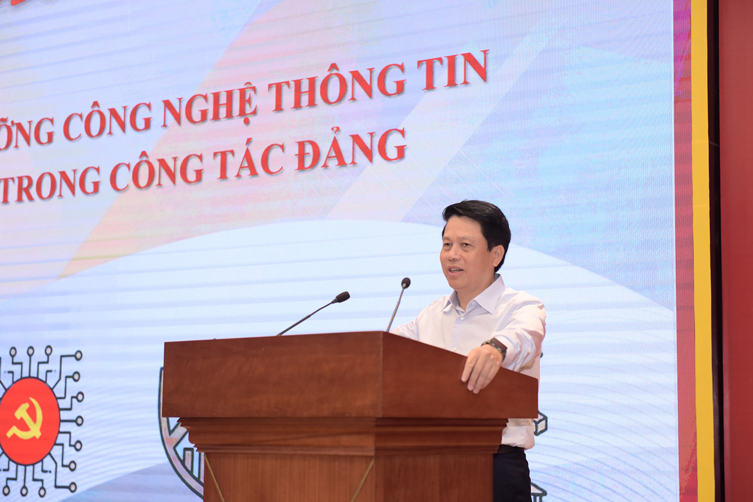 Phó Thống đốc Phạm Tiến Dũng phát biểu tại lễ khai giảng lớp bồi dưỡng