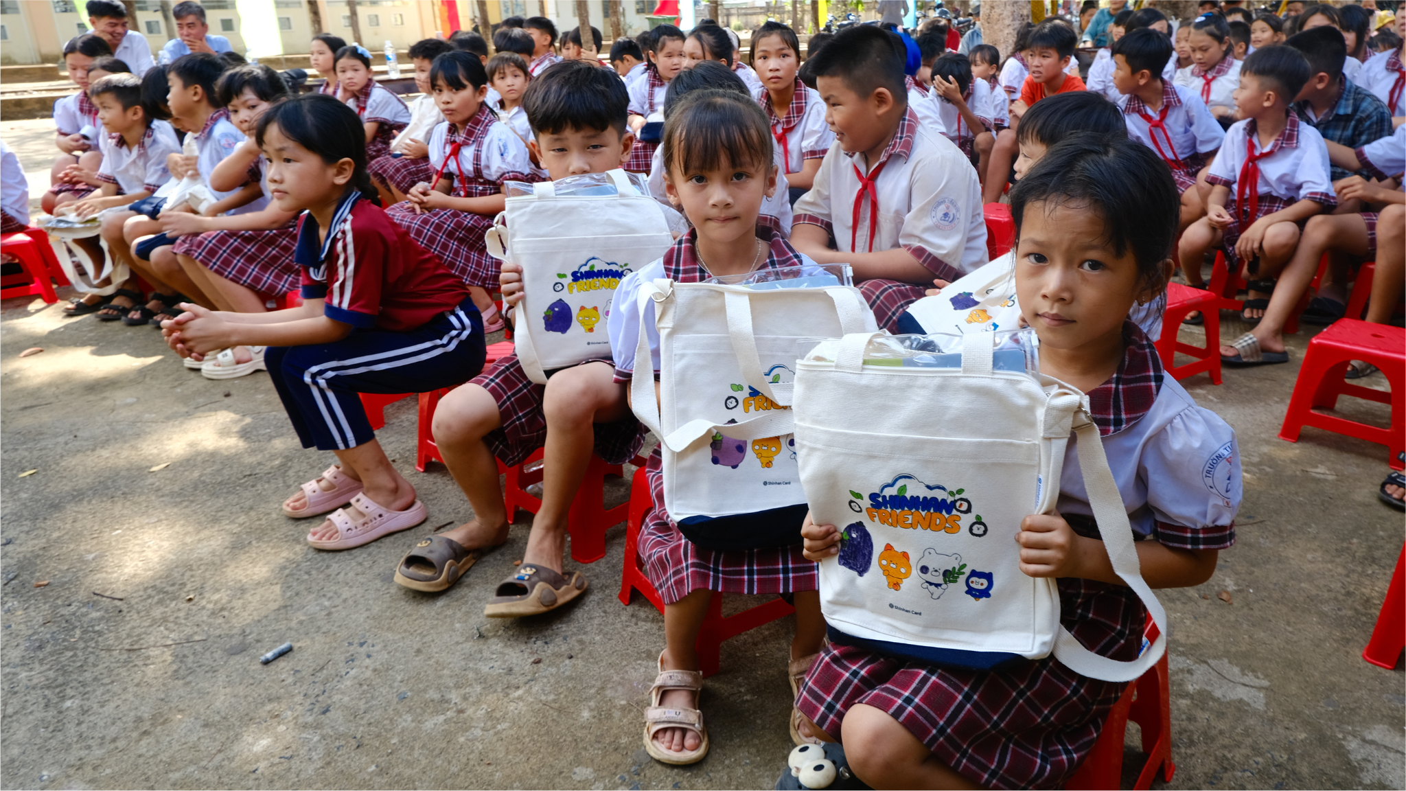 Từng món quà nhỏ không chỉ hỗ trợ việc học tập mà còn là nguồn động lực tinh thần, khích lệ các em vượt qua khó khăn để tự tin theo đuổi ước mơ và phát triển bản thân.