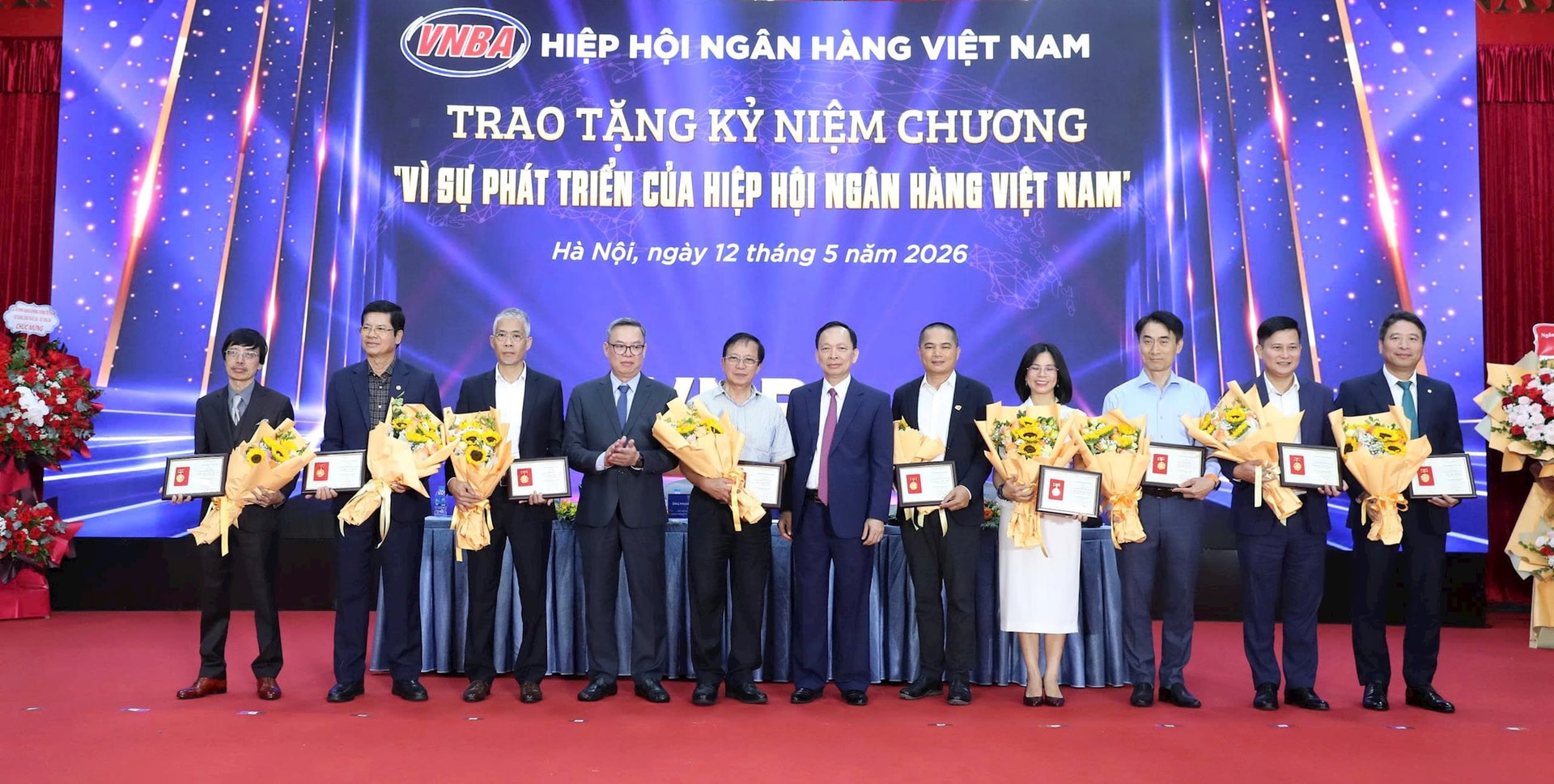 Ông Trần Minh Bình, Chủ tịch Hiệp hội Ngân hàng Việt Nam nhiệm kỳ VIII và ông Đào Minh Tú, Phó Chủ tịch kiêm Tổng Thư ký nhiệm kỳ VIII trao Kỷ niệm chương “Vì sự phát triển của Hiệp hội Ngân hàng Việt Nam”