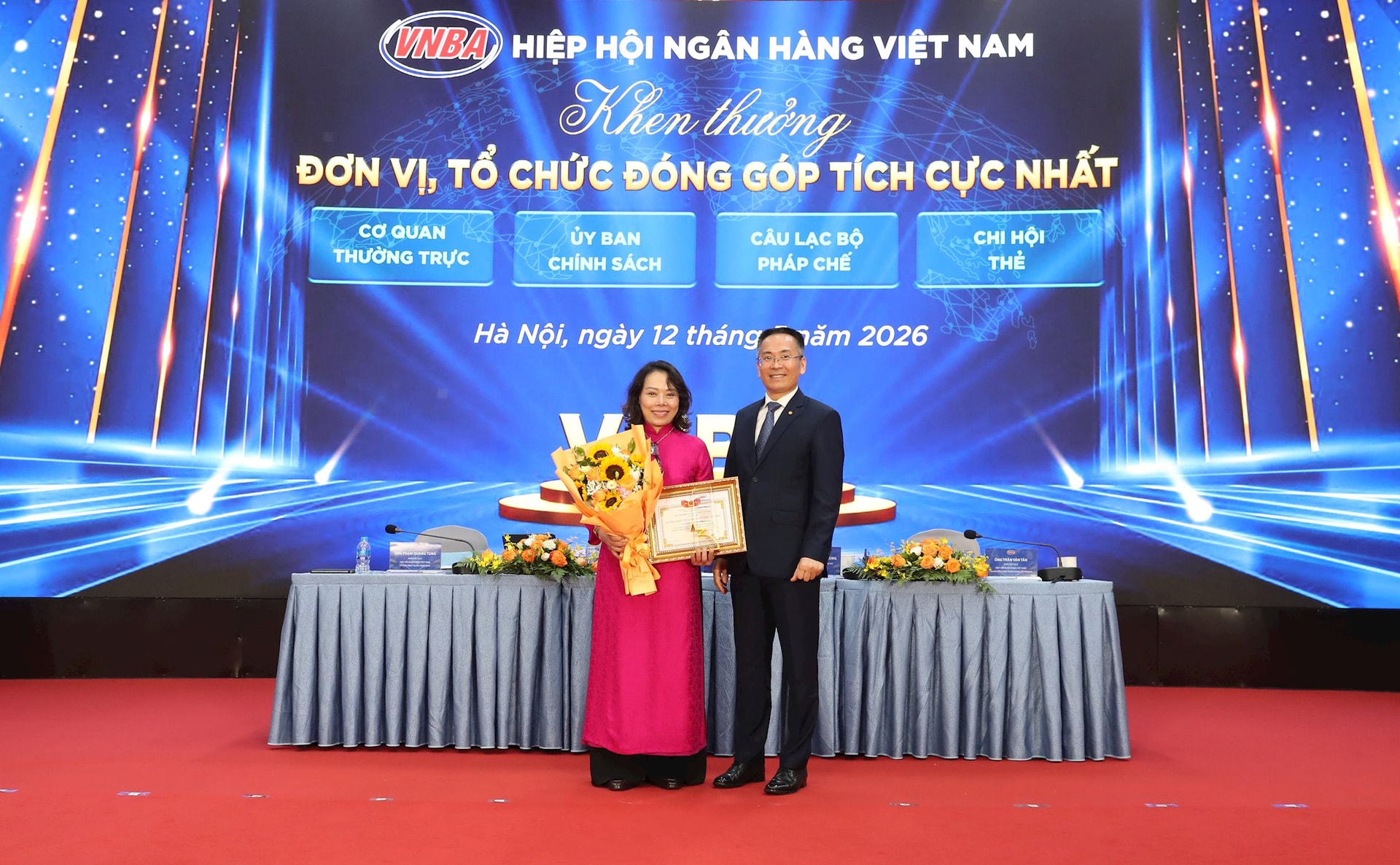 Ông Phạm Quang Tùng, Phó Chủ tịch Hội đồng Hiệp hội và bà Hà Thu Giang, Vụ trưởng Vụ Tín dụng các ngành kinh tế, NHNN trao tặng cúp biểu trưng và giấy khen cho các đơn vị được trao danh hiệu “Đơn vị, tổ chức đóng góp tích cực nhất cho hoạt động của Hiệp hội Ngân hàng Việt Nam trong nhiệm kỳ VII”