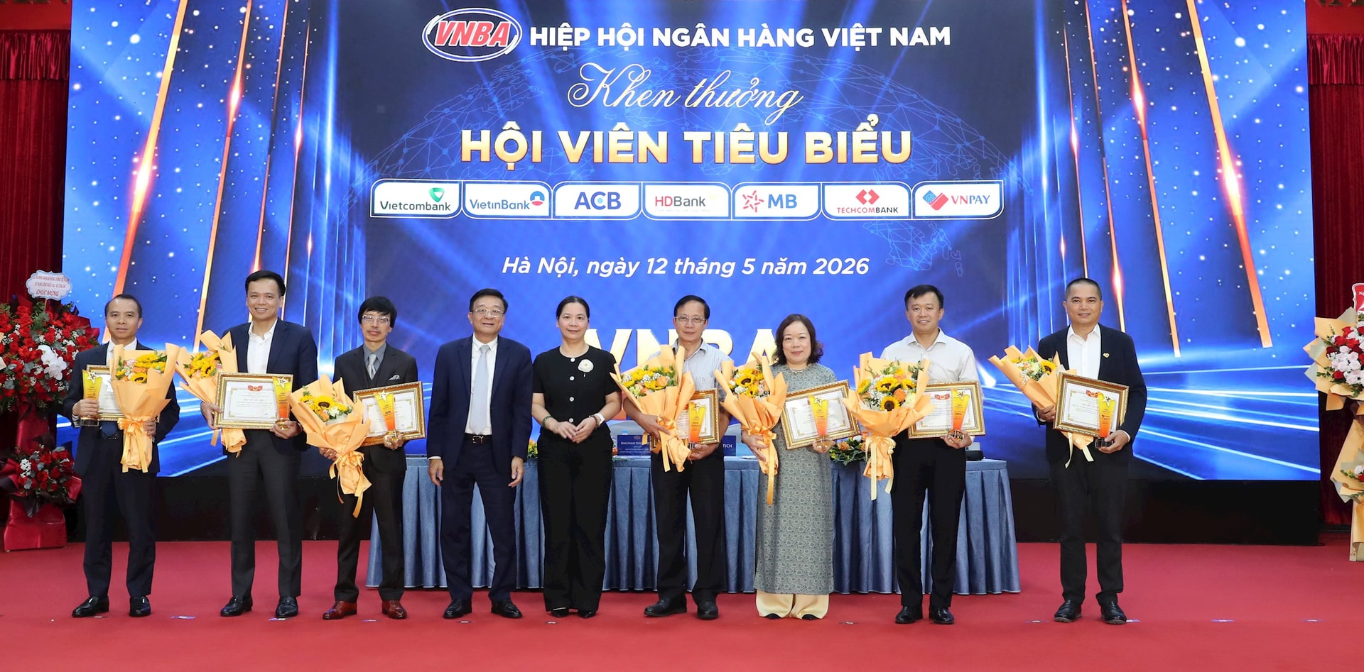 Ông Nguyễn Quốc Hùng, Phó Chủ tịch kiêm Tổng Thư ký Hiệp hội Ngân hàng nhiệm kỳ VII và bà Thang Thị Hạnh, Vụ trưởng Vụ Tổ chức phi Chính phủ, Bộ Nội vụ trao tặng cúp biểu trưng và giấy khen cho các đơn vị được trao danh hiệu “Hội viên tiêu biểu”