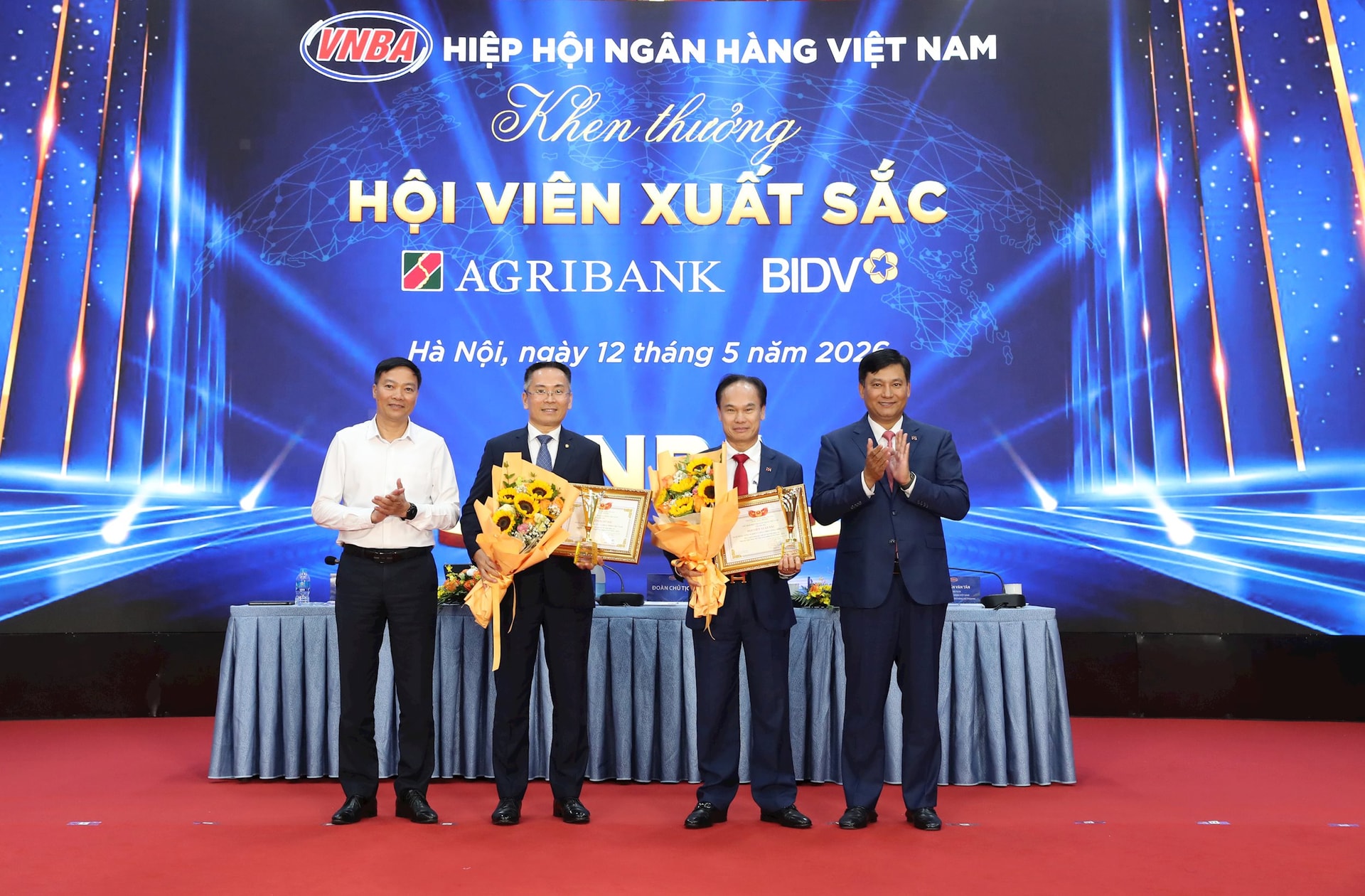Ông Phạm Toàn Vượng, Chủ tịch Hiệp hội Ngân hàng nhiệm kỳ VII và ông Đỗ Trọng Toàn, Phó Vụ trưởng Vụ Tổ chức cán bộ, Ngân hàng Nhà nước Việt Nam trao tặng cúp biểu trưng và giấy khen cho các đơn vị được trao danh hiệu “Hội viên xuất sắc”