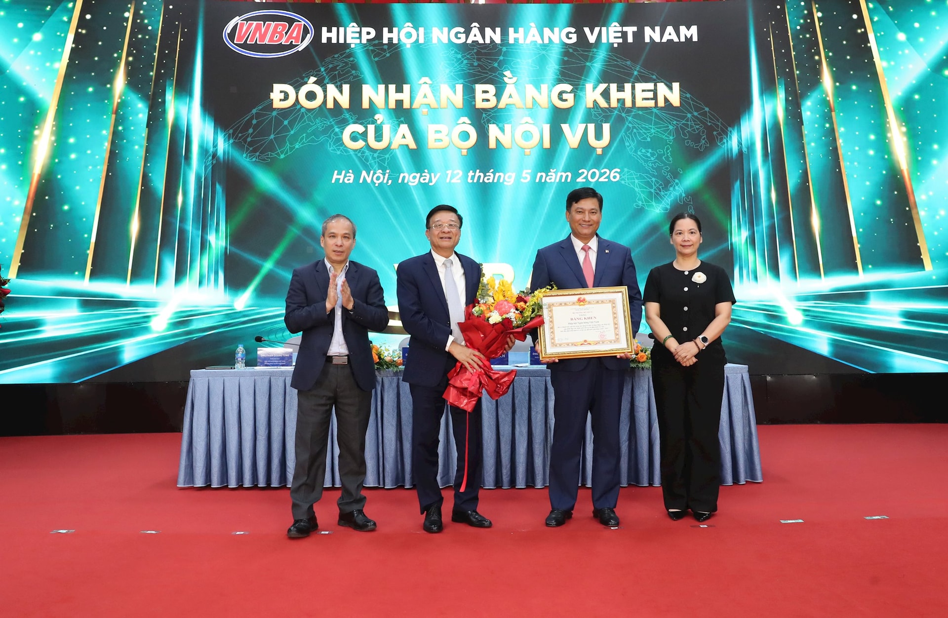Chủ tịch Hội đồng Hiệp hội Ngân hàng Việt Nam nhiệm kỳ VIII Phạm Toàn Vượng và Phó Chủ tịch kiêm Tổng Thư ký Hiệp hội Ngân hàng Việt Nam nhiệm kỳ VIII Nguyễn Quốc Hùng nhận Bằng Khen của Bộ Nội vụ và hoa chúc mừng