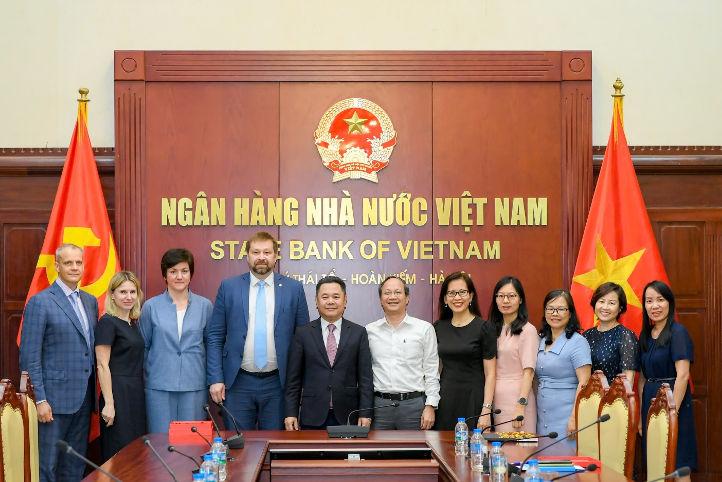 Phó Thống đốc Nguyễn Ngọc Cảnh chụp ảnh lưu niệm cùng đoàn công tác của IBEC