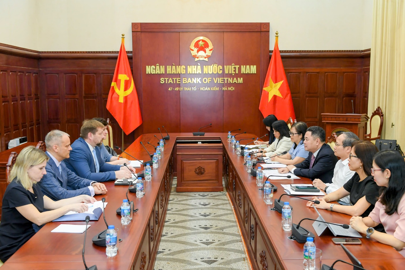 Phó Thống đốc Nguyễn Ngọc Cảnh trao đổi cùng ông Andrey Bornyakov - Phó Chủ tịch Điều hành Ban Lãnh đạo IBEC